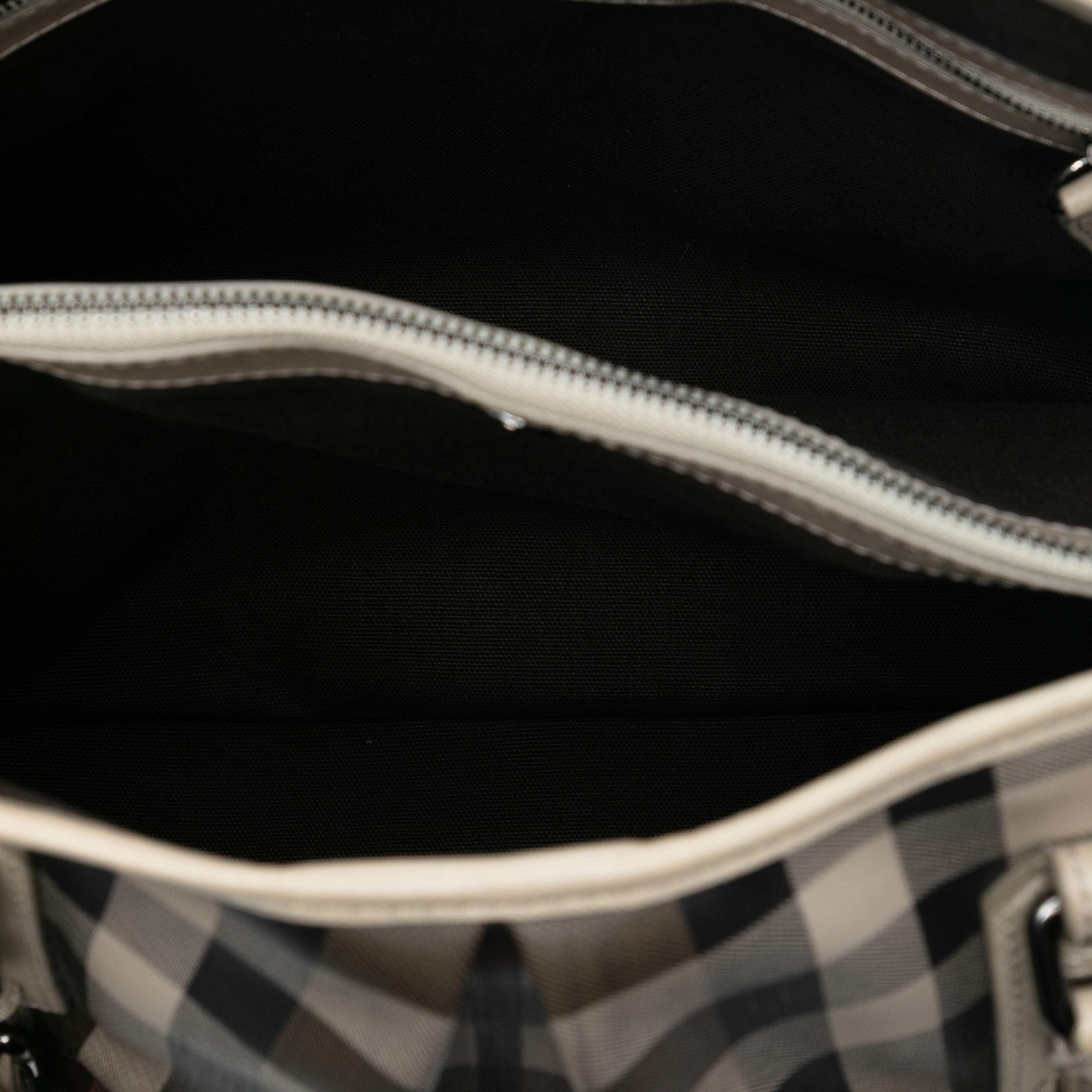 Burberry Smoke Check Coated Canvas Northfield Satchel, från Luxclusif, i färgen beige. Klicka för att öppna bilden i stort format