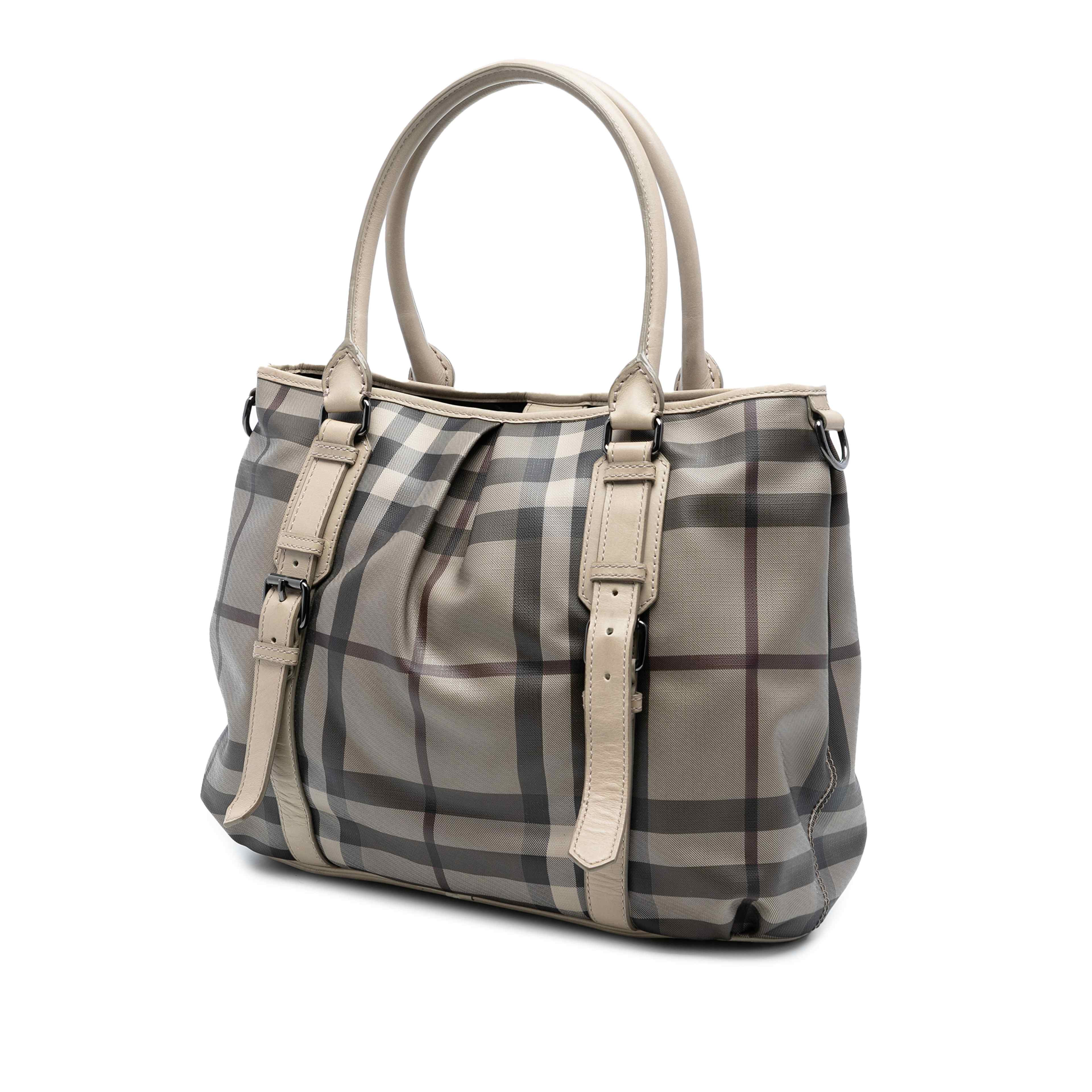 Burberry Smoke Check Coated Canvas Northfield Satchel, från Luxclusif, i färgen beige. Klicka för att öppna bilden i stort format