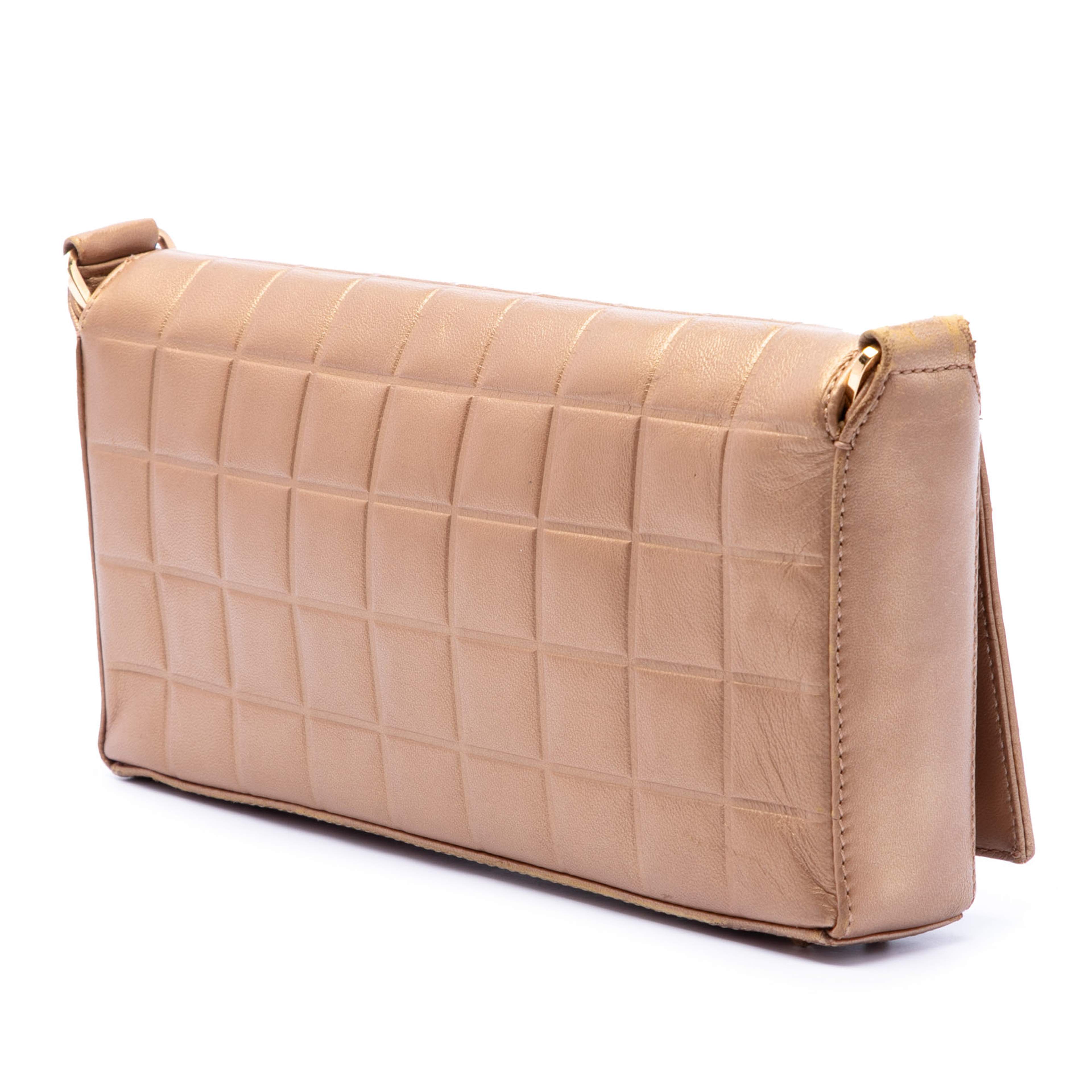 Chanel Cc Chocolate Bar Metallic Lambskin Shoulder Bag, från Luxclusif, i färgen gold. Klicka för att öppna bilden i stort format