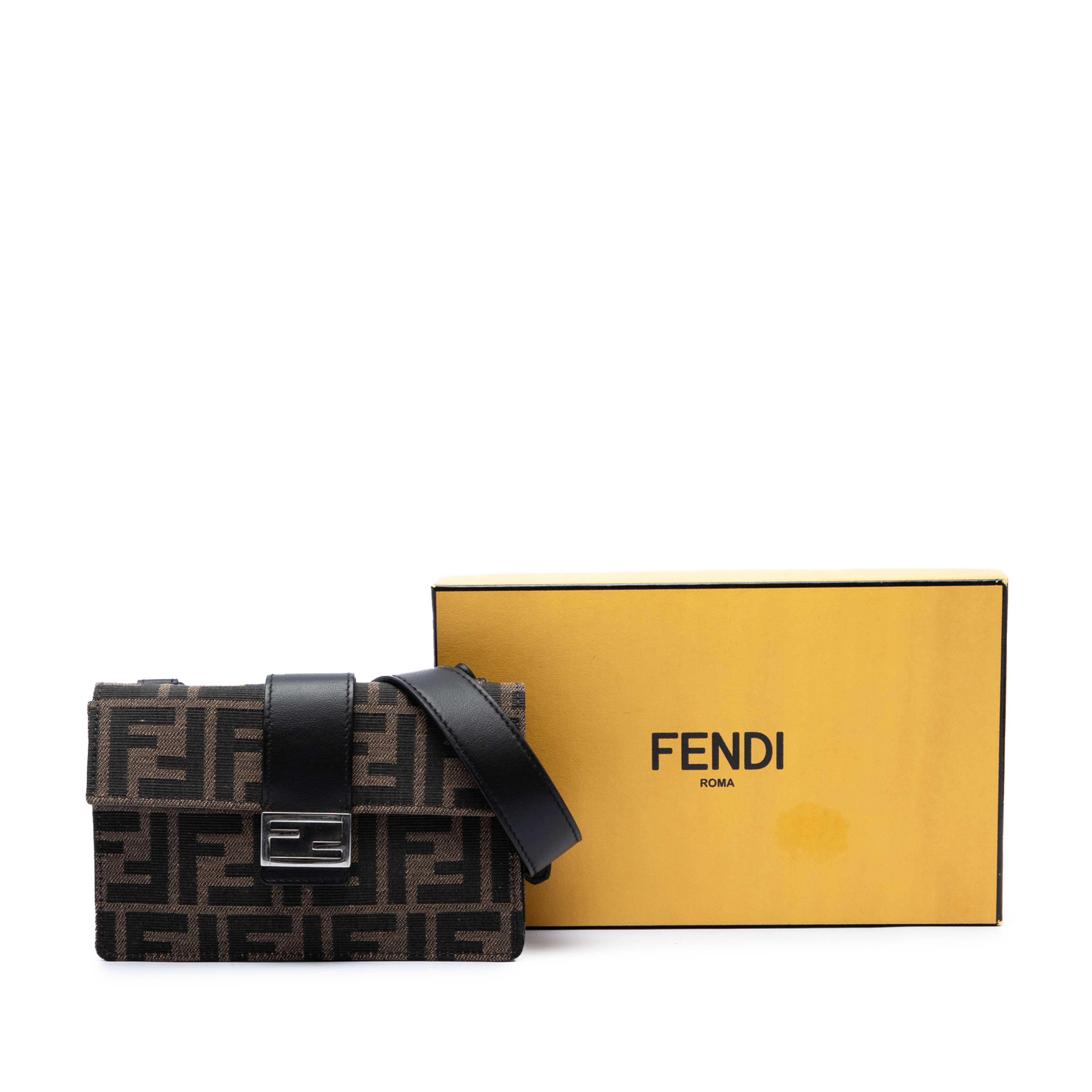 Fendi Zucca Canvas Convertible Baguette Pouch, från Luxclusif, i färgen svart. Klicka för att öppna bilden i stort format