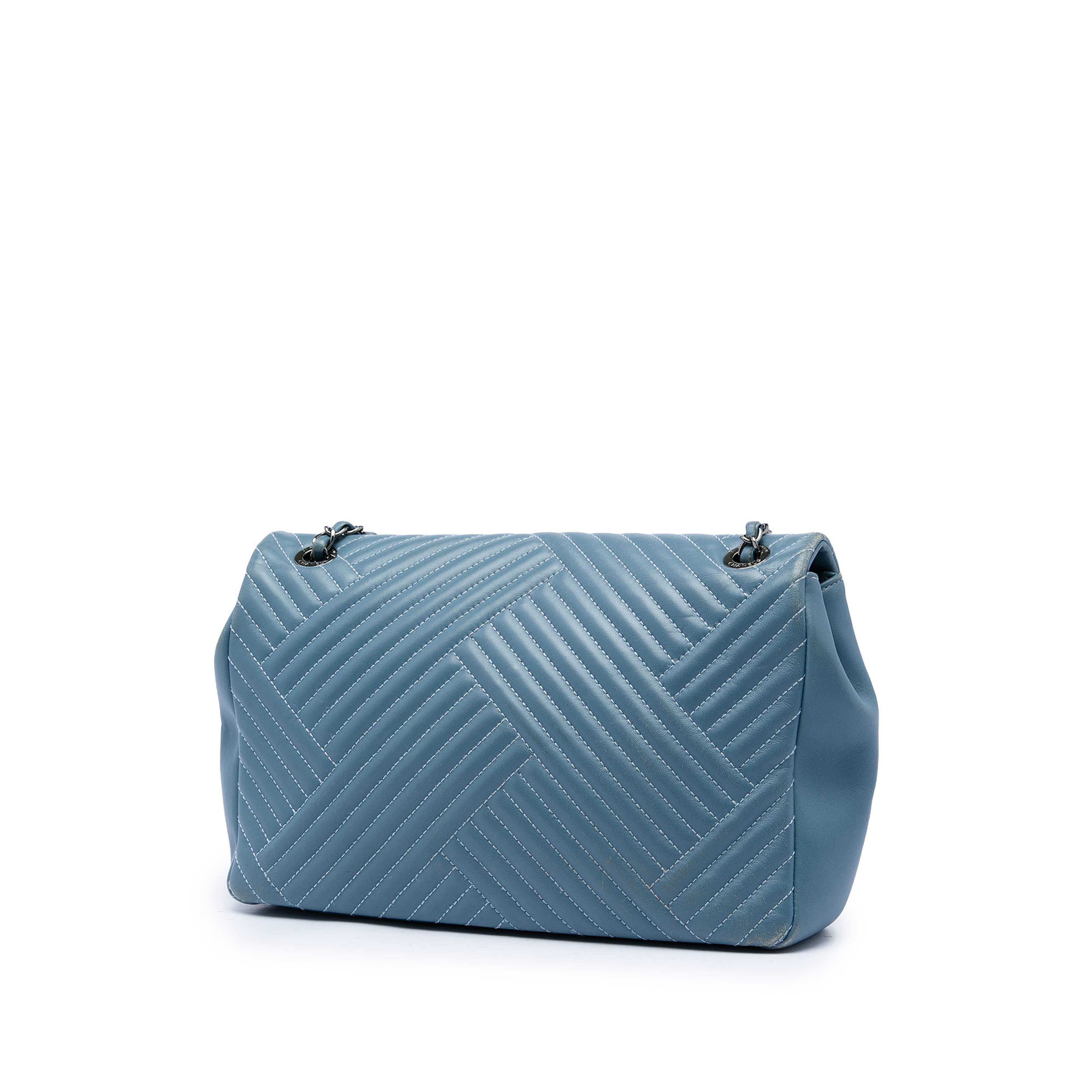 Chanel Large Lambskin Cc Crossing Flap, från Luxclusif, i färgen blå. Klicka för att öppna bilden i stort format