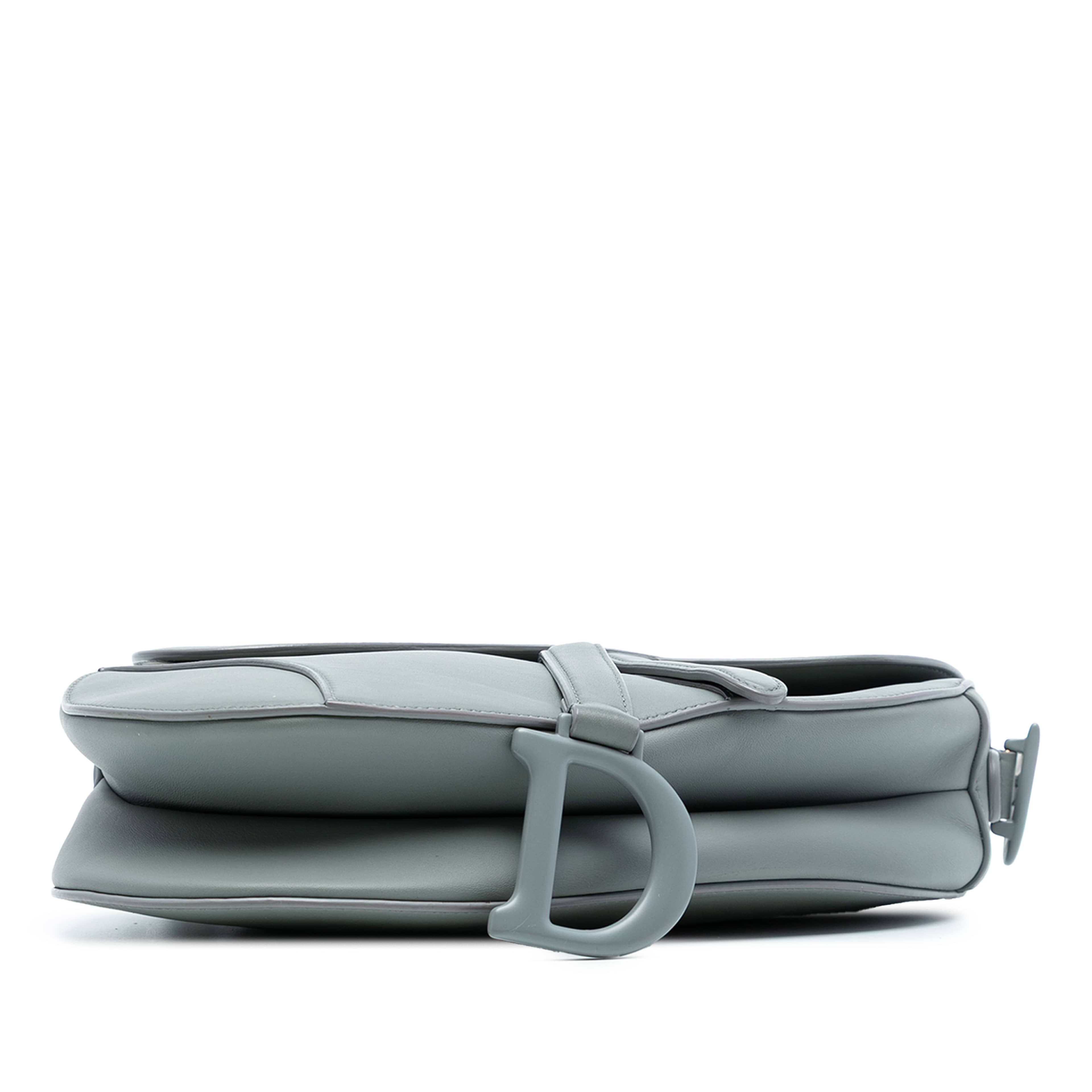 Dior Ultra Matte Calfskin Saddle Bag, från Luxclusif, i färgen light blue. Klicka för att öppna bilden i stort format