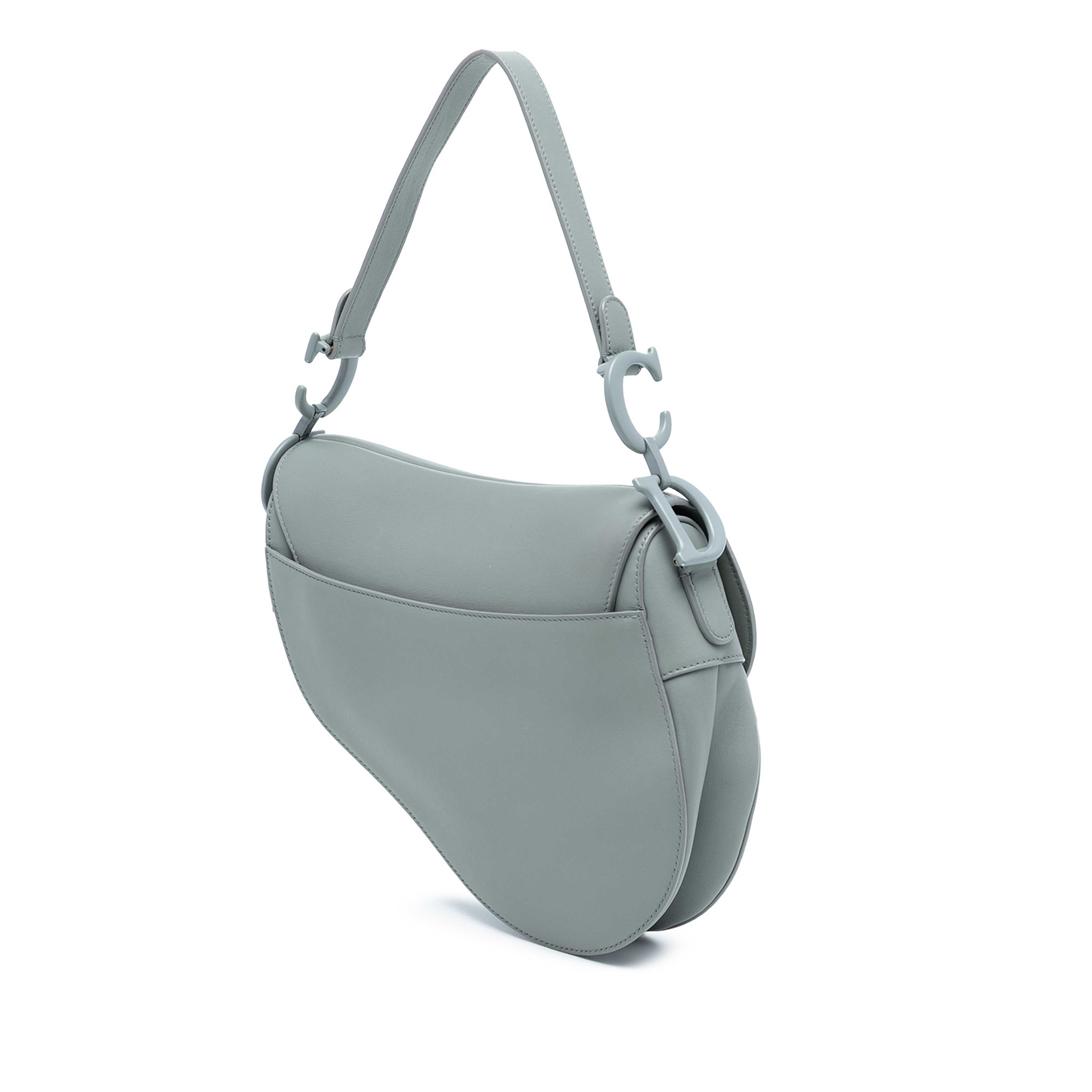 Dior Ultra Matte Calfskin Saddle Bag, från Luxclusif, i färgen light blue. Klicka för att öppna bilden i stort format
