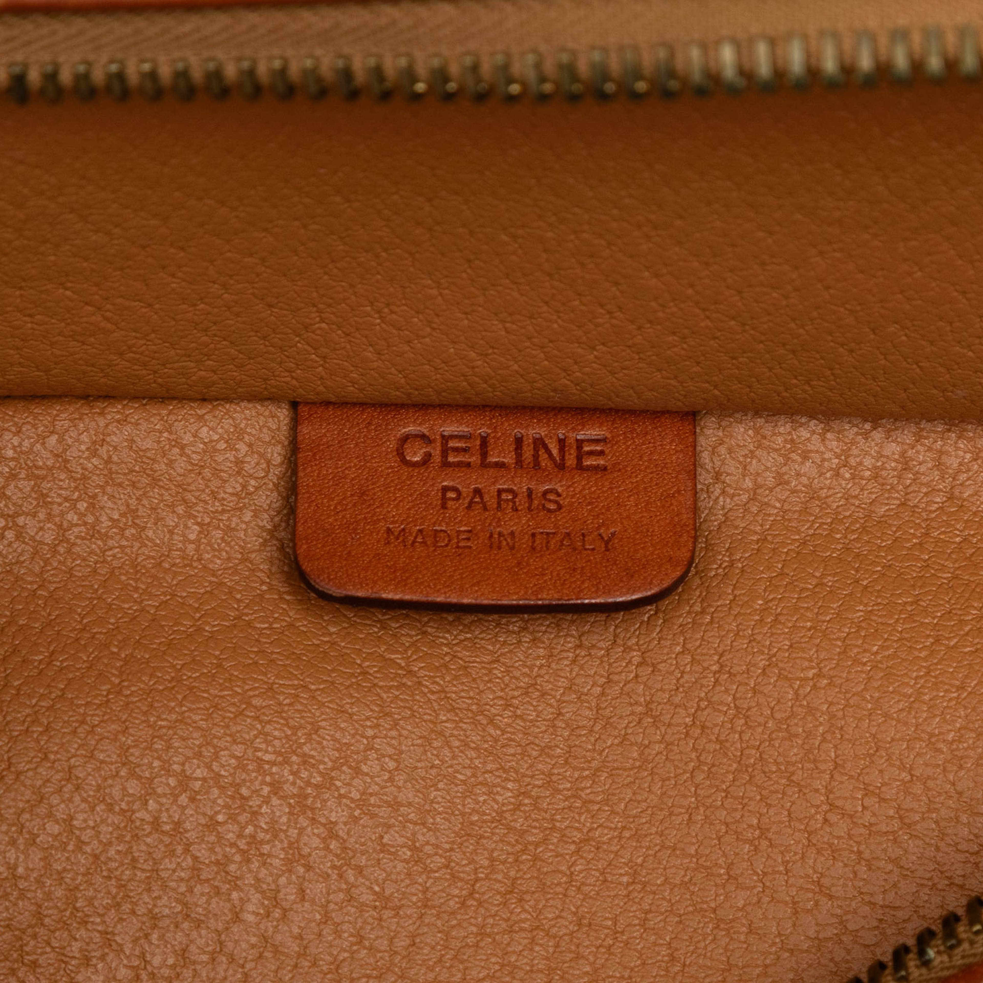 Celine Macadam Coated Canvas Vanity Bag, från Luxclusif, i färgen brown. Klicka för att öppna bilden i stort format