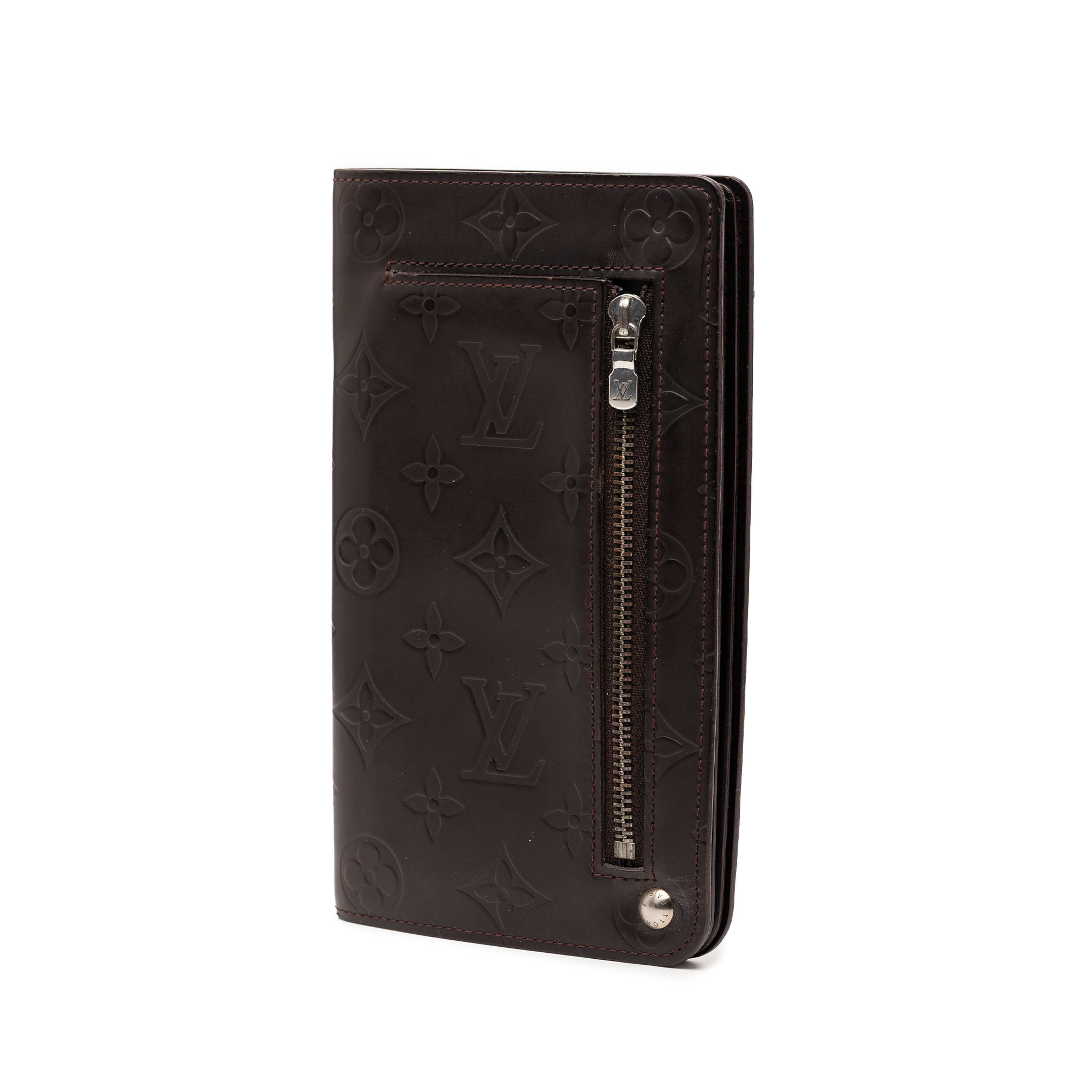 Louis Vuitton Monogram Glace Hoist Organizer Wallet, från Luxclusif, i färgen dark brown. Klicka för att öppna bilden i stort format