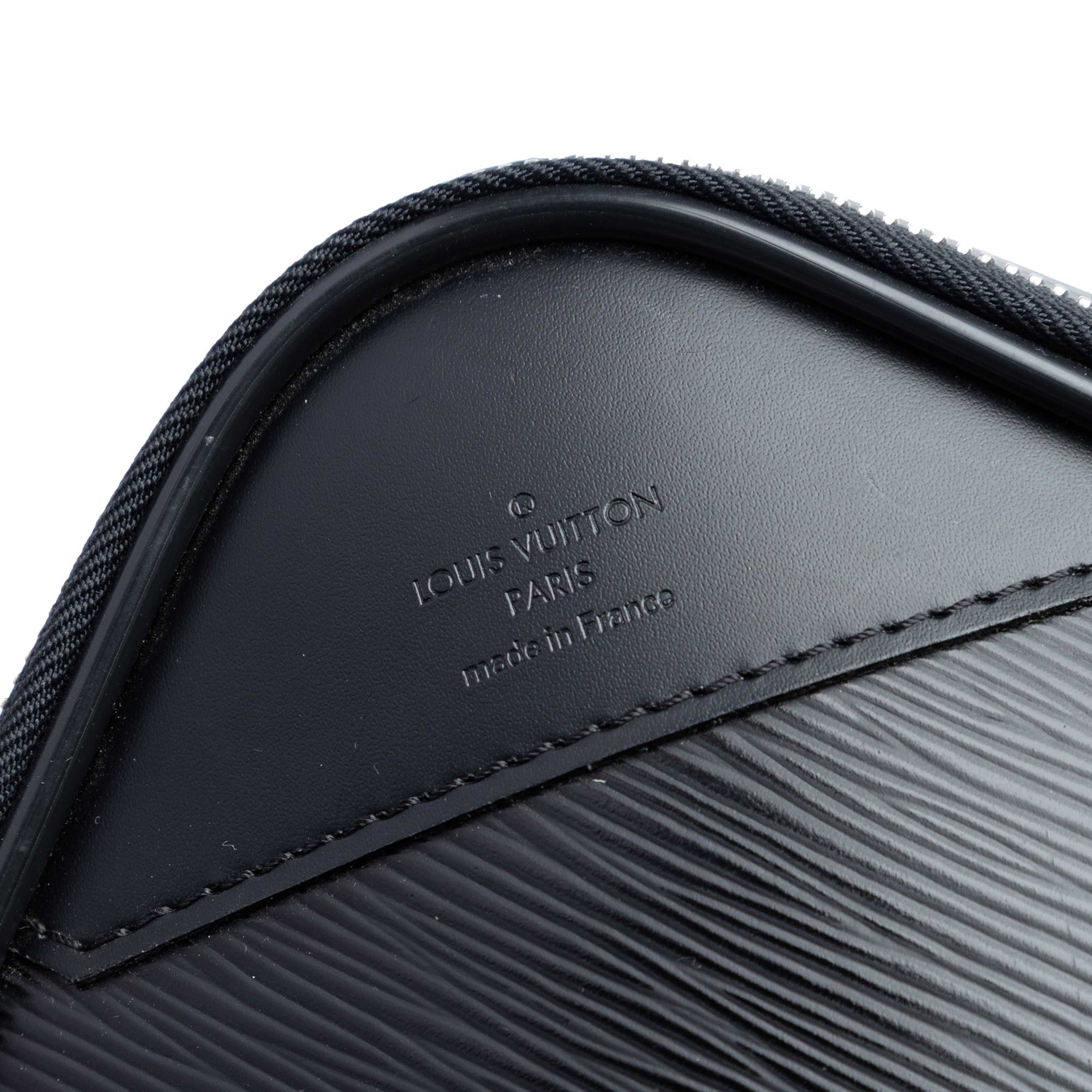 Louis Vuitton Epi Pegase 55, från Luxclusif, i färgen black. Klicka för att öppna bilden i stort format