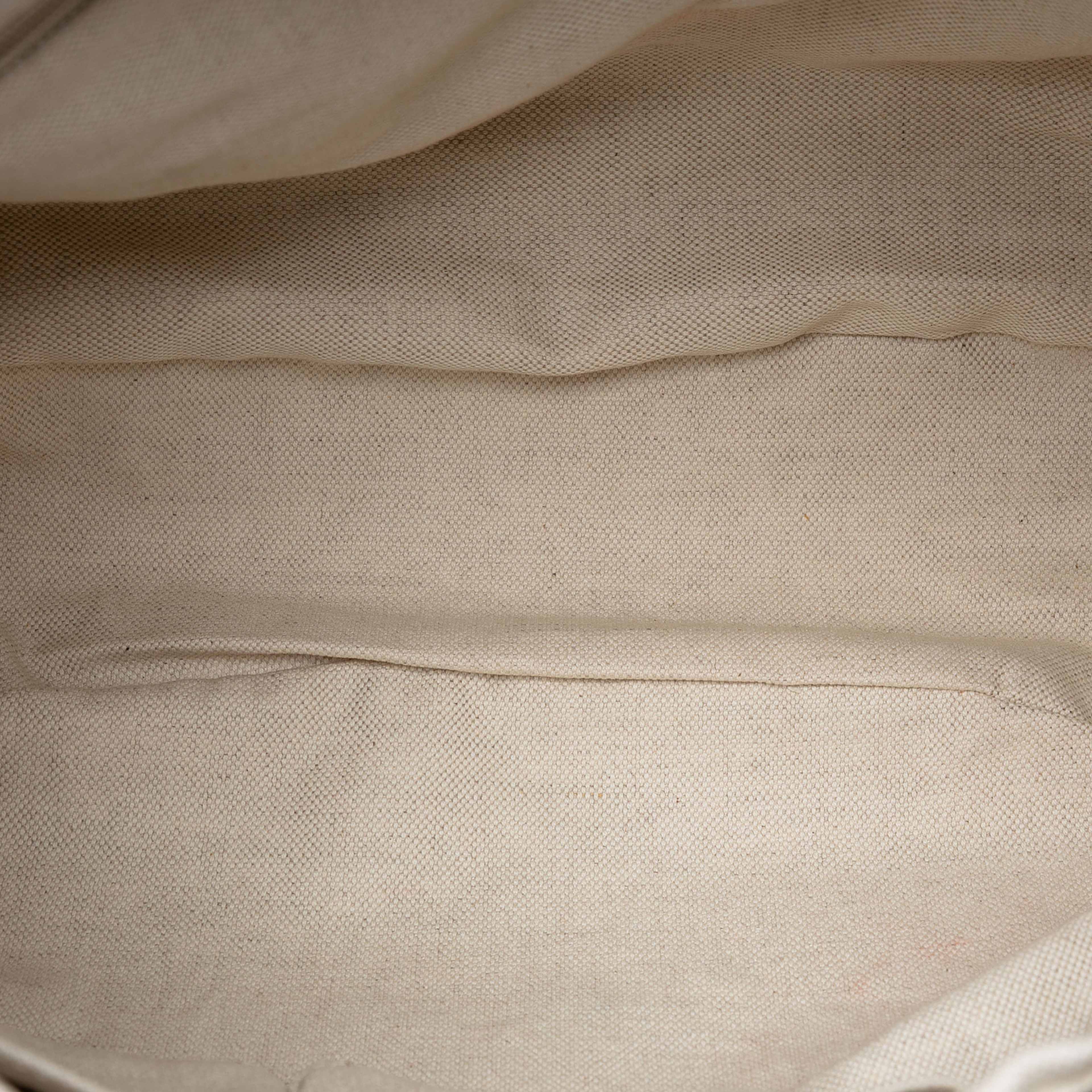 Gucci Gg Canvas Sukey Shoulder Bag, från Luxclusif, i färgen beige. Klicka för att öppna bilden i stort format