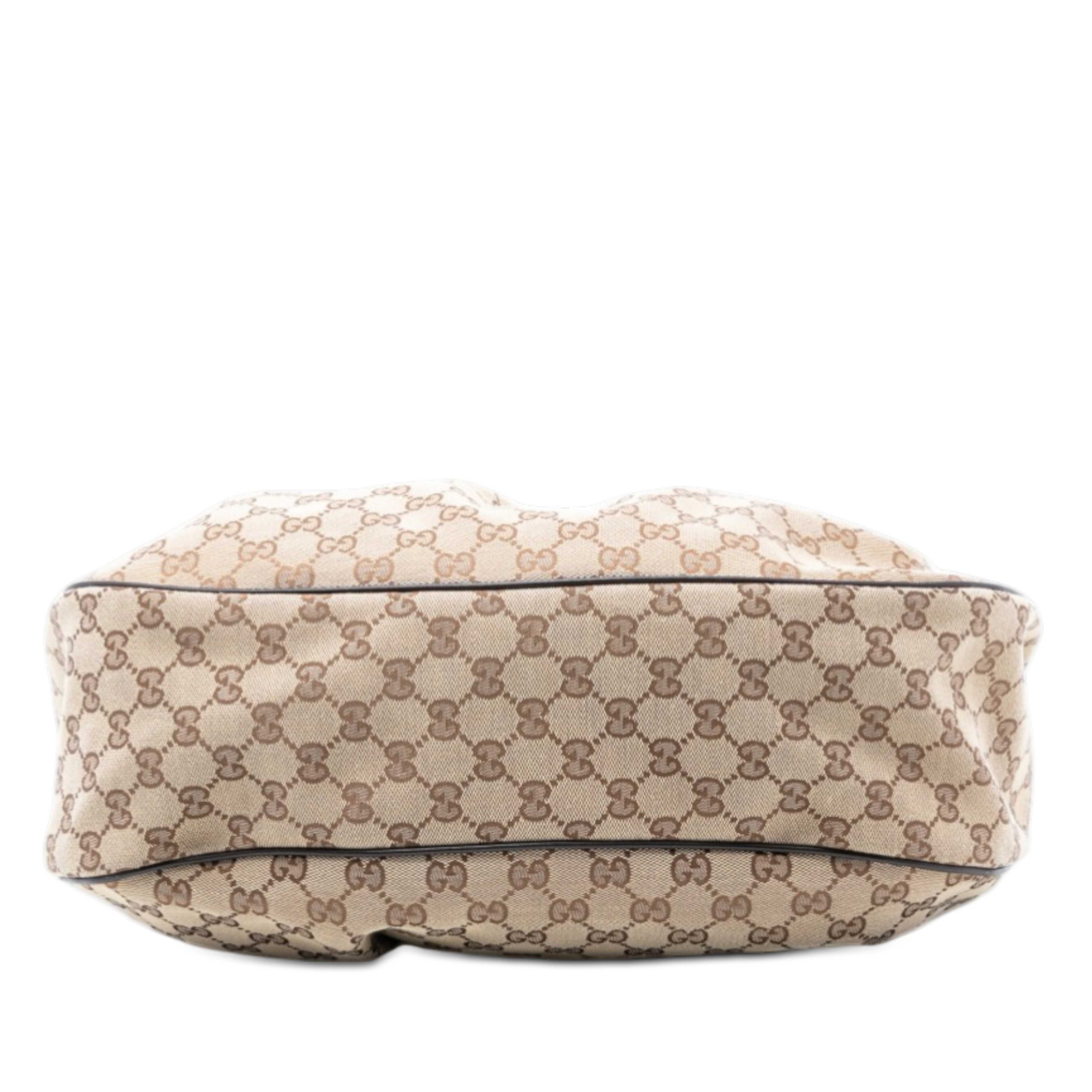 Gucci Gg Canvas Sukey Shoulder Bag, från Luxclusif, i färgen beige. Klicka för att öppna bilden i stort format