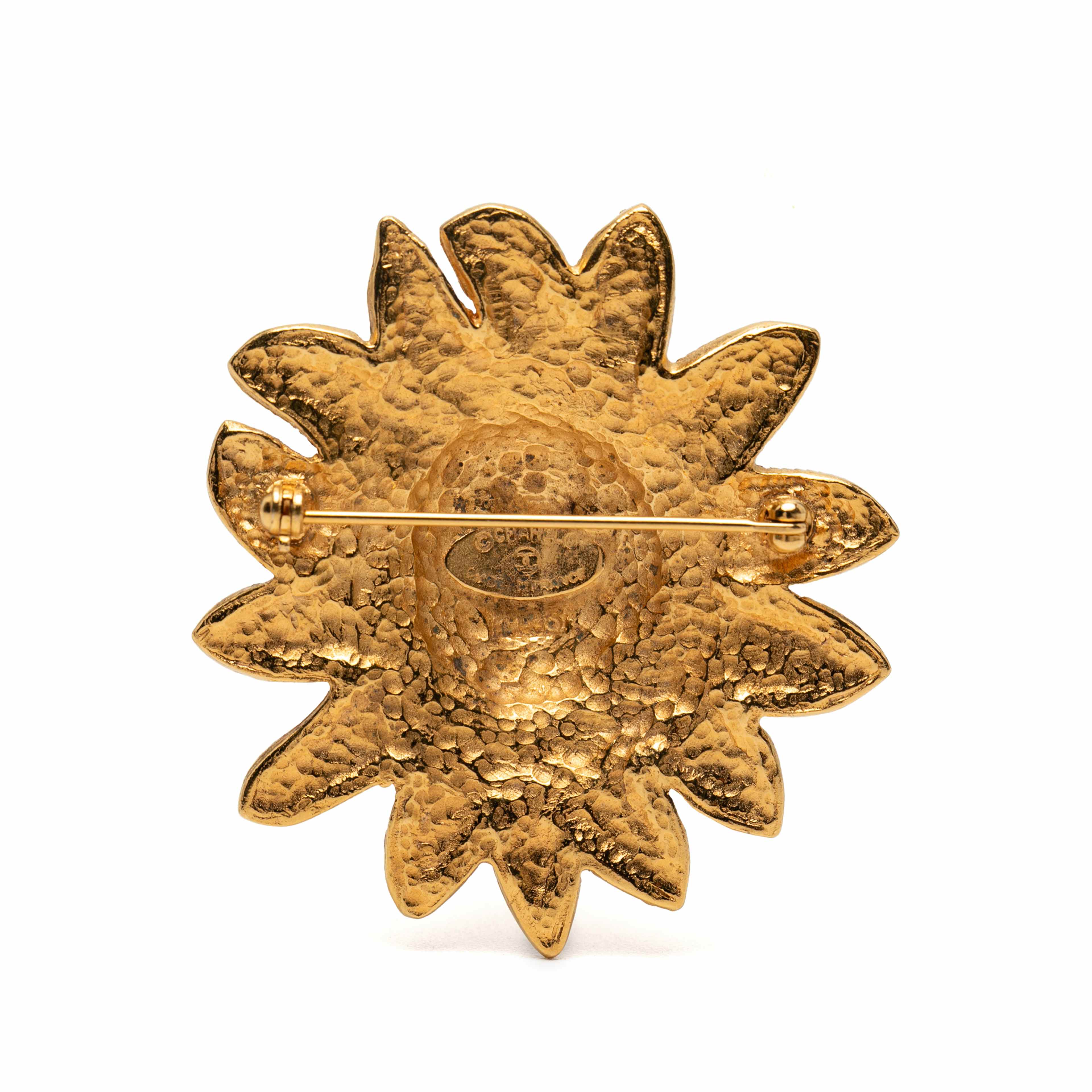Chanel Gold Plated Cc Lion Sun Brooch, från Luxclusif, i färgen gold. Klicka för att öppna bilden i stort format
