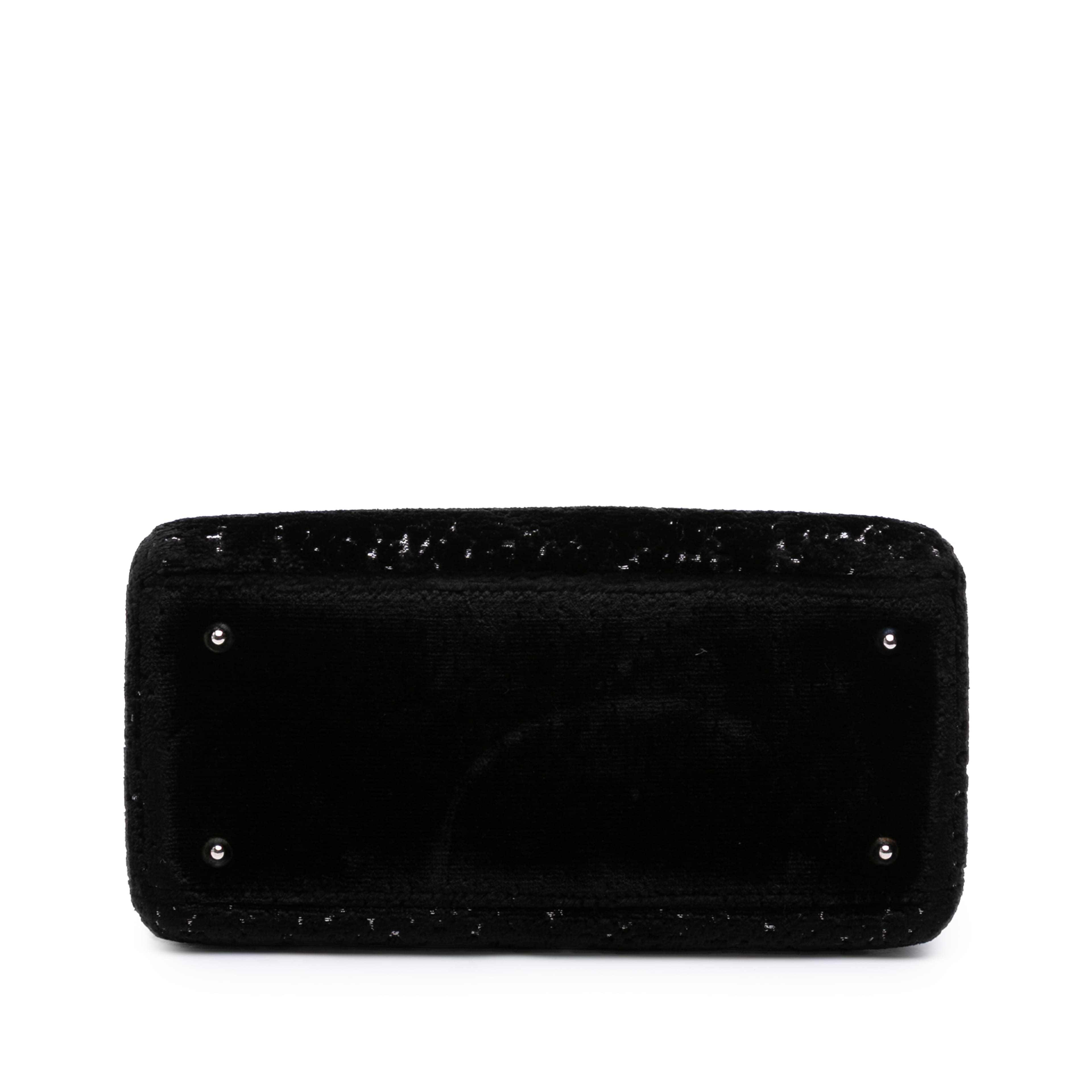 Dior Medium Velvet And Canvas Lady Dior, från Luxclusif, i färgen black.