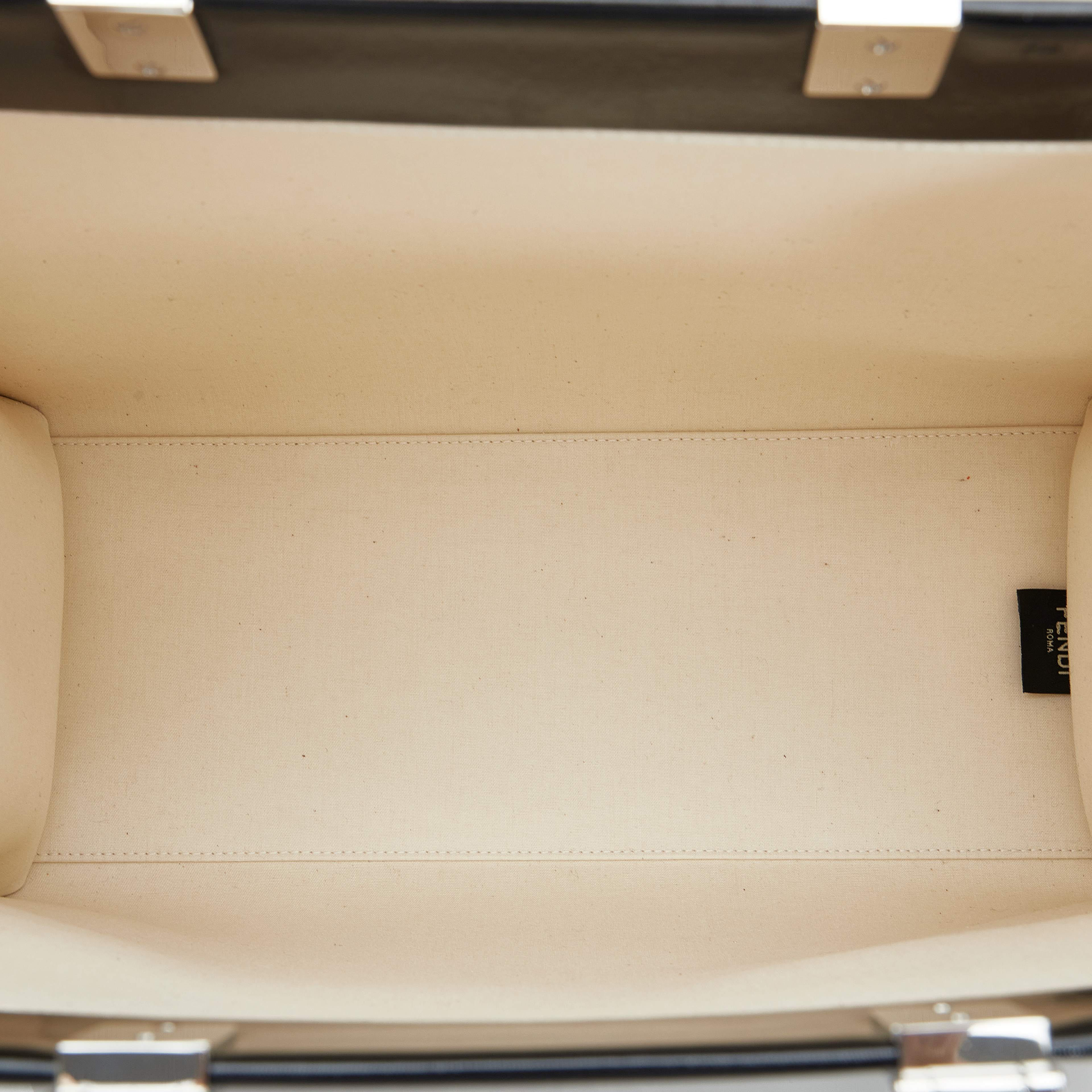 Fendi Medium Sunshine Shopper Tote, från Luxclusif, i färgen black.