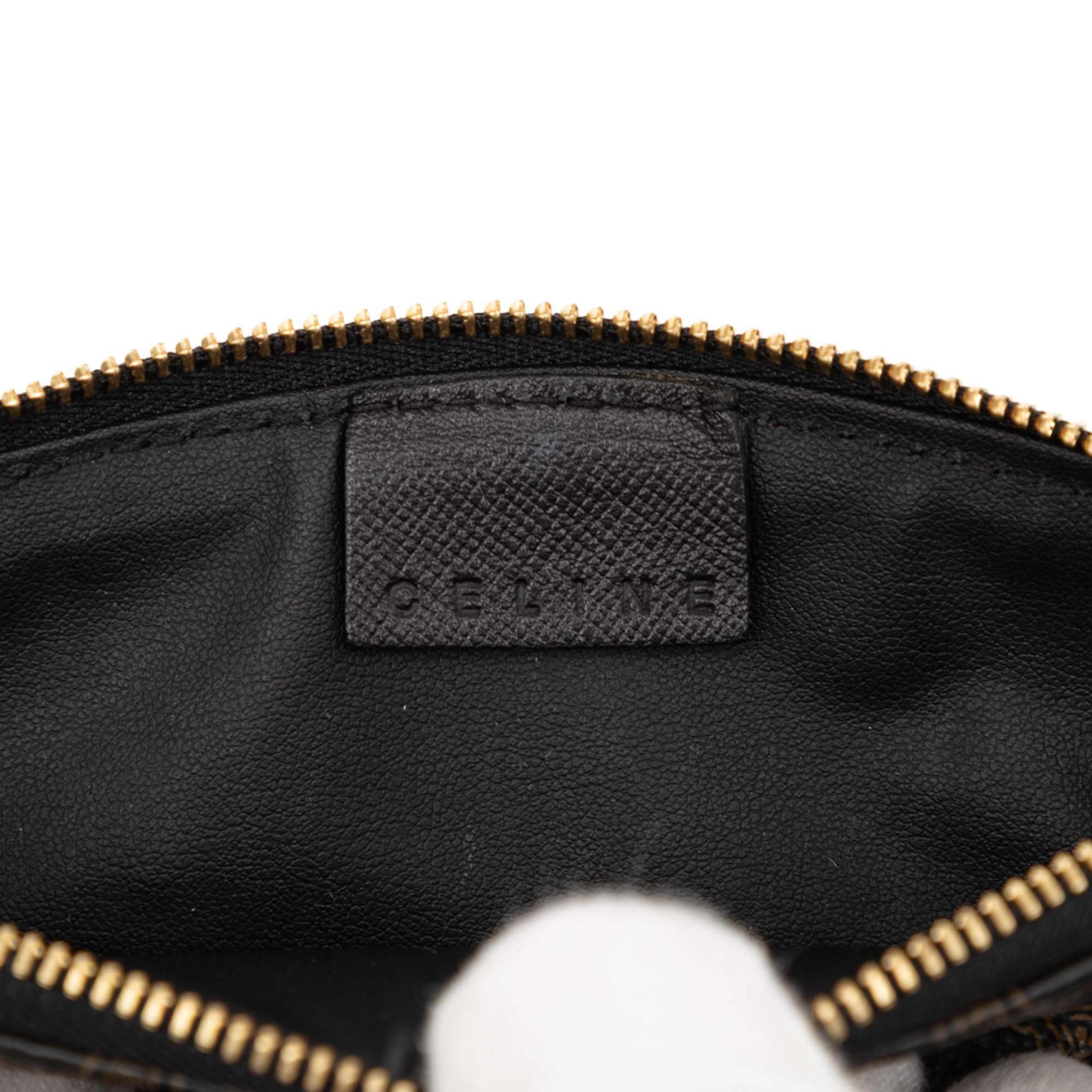 Celine Macadam Coated Canvas Pouch, från Luxclusif, i färgen svart. Klicka för att öppna bilden i stort format