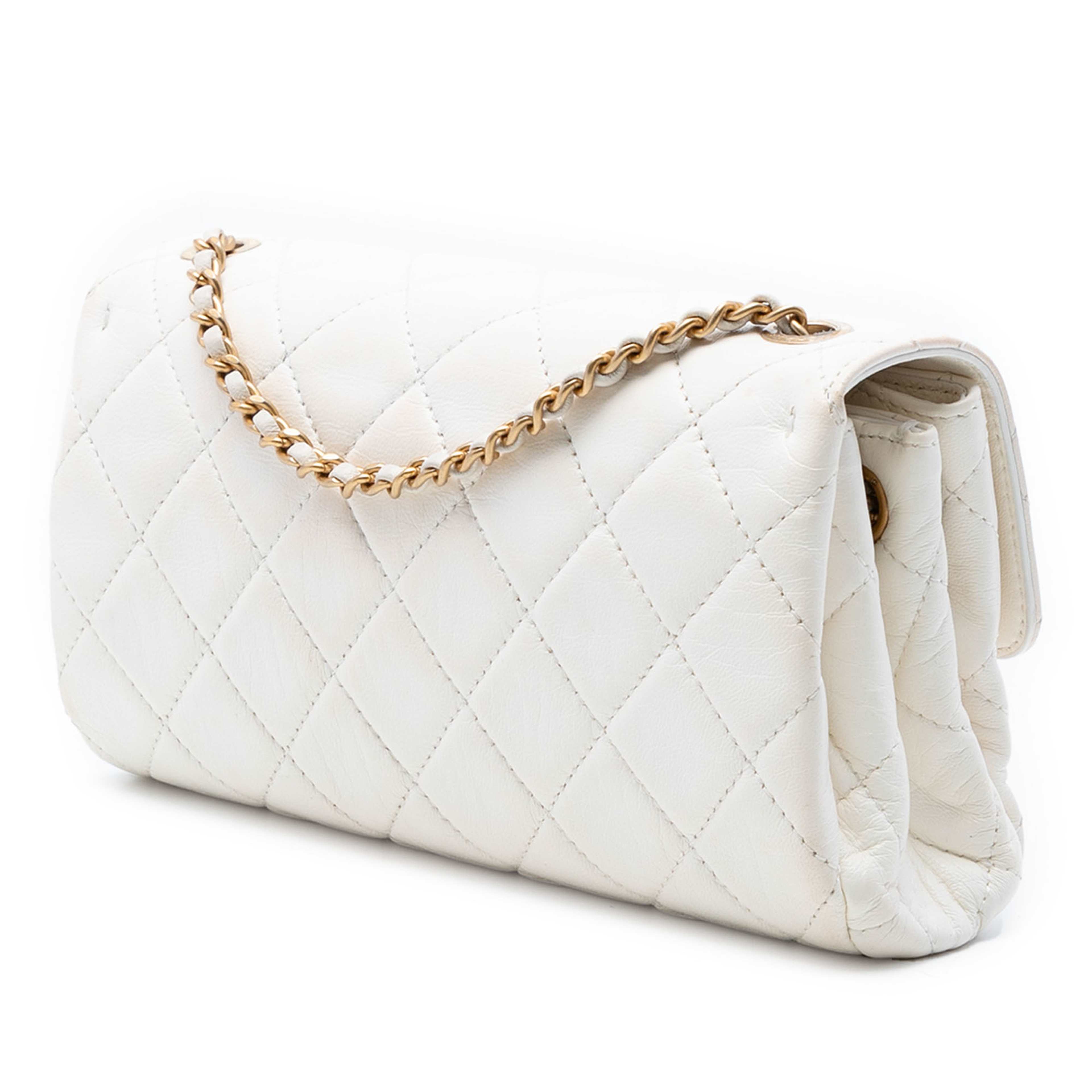 Chanel Small Cc Quilted Aged Calfskin Accordion Flap, från Luxclusif, i färgen ivory. Klicka för att öppna bilden i stort format