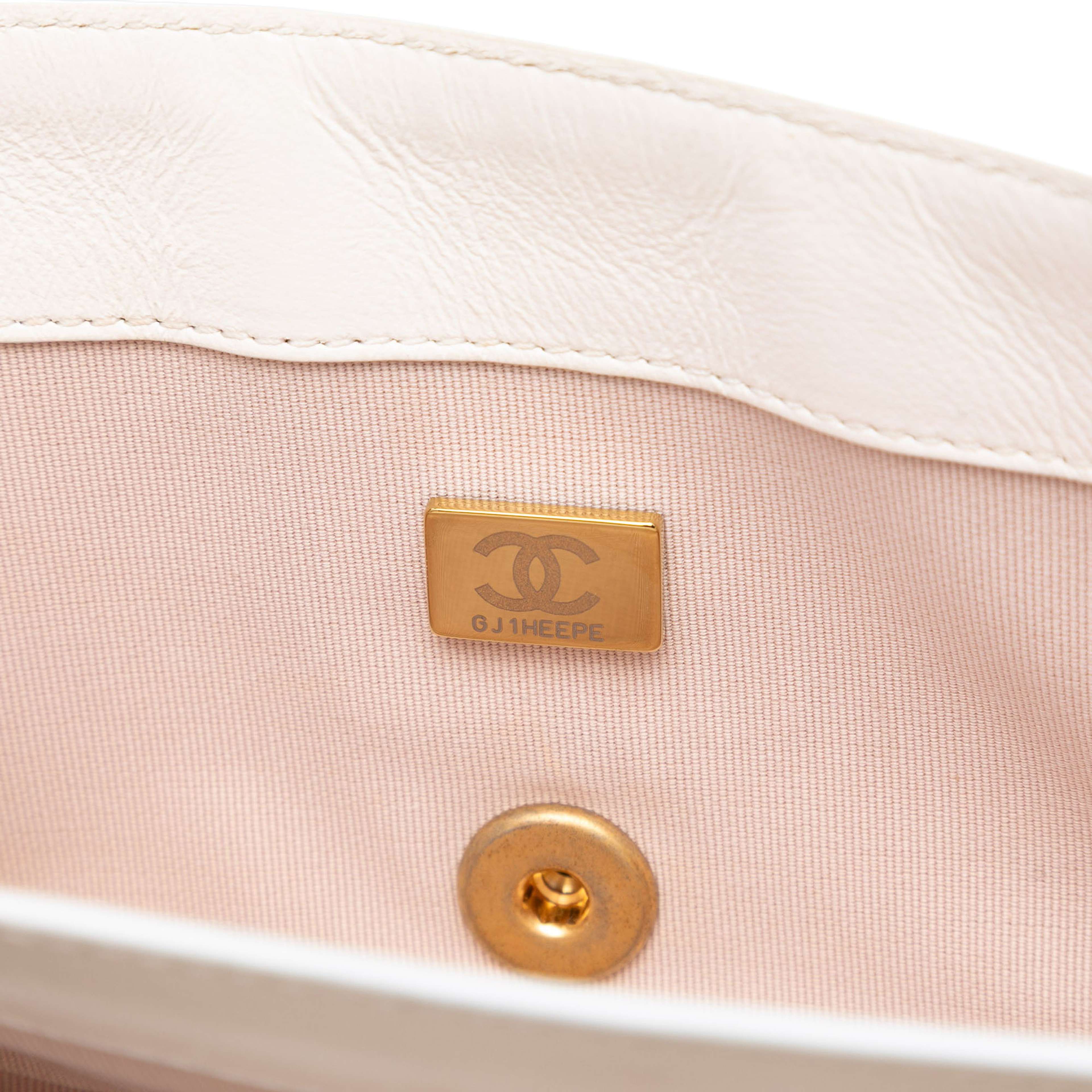 Chanel Small Cc Quilted Aged Calfskin Accordion Flap, från Luxclusif, i färgen ivory. Klicka för att öppna bilden i stort format