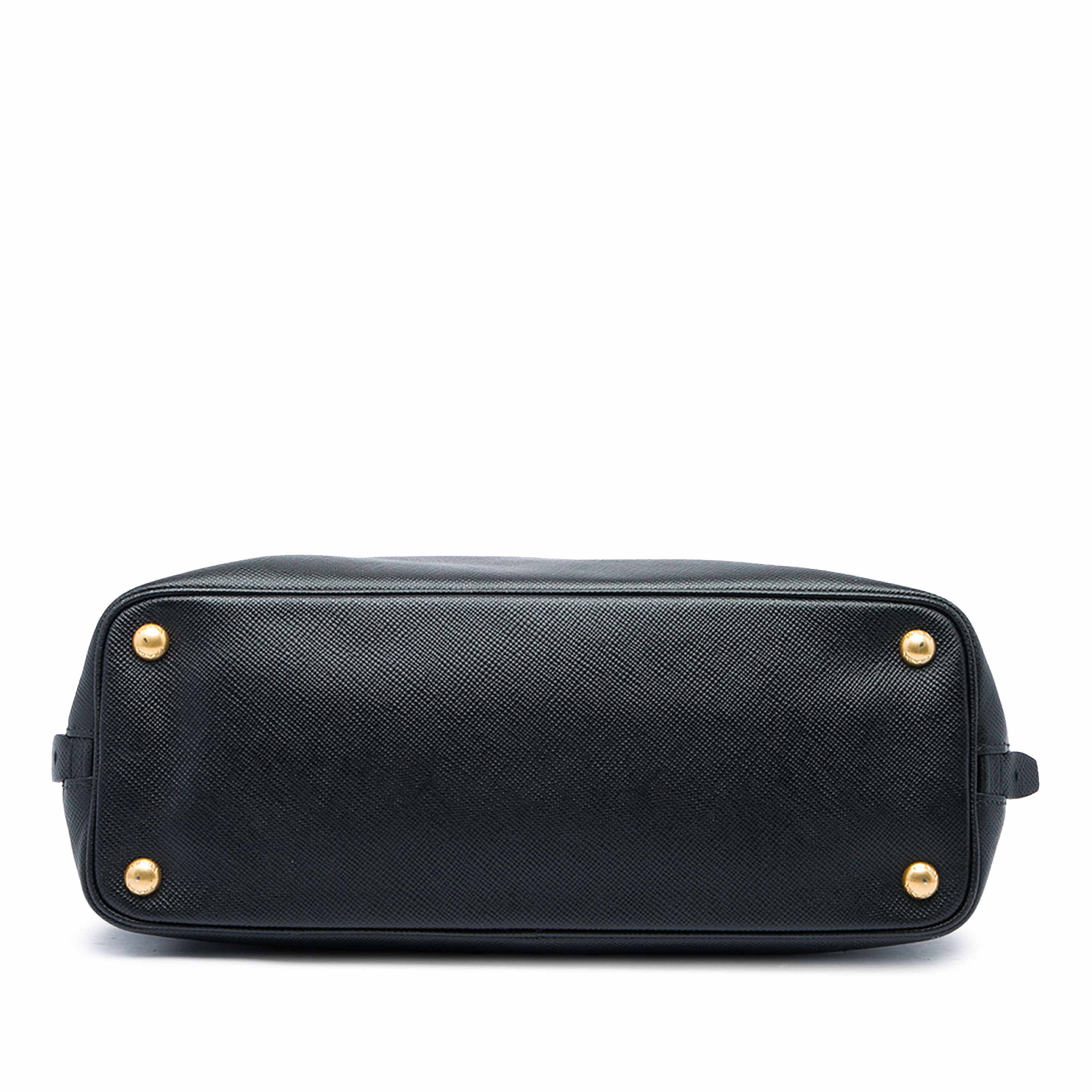 Prada Saffiano Side Zip Convertible Tote, från Luxclusif, i färgen svart. Klicka för att öppna bilden i stort format