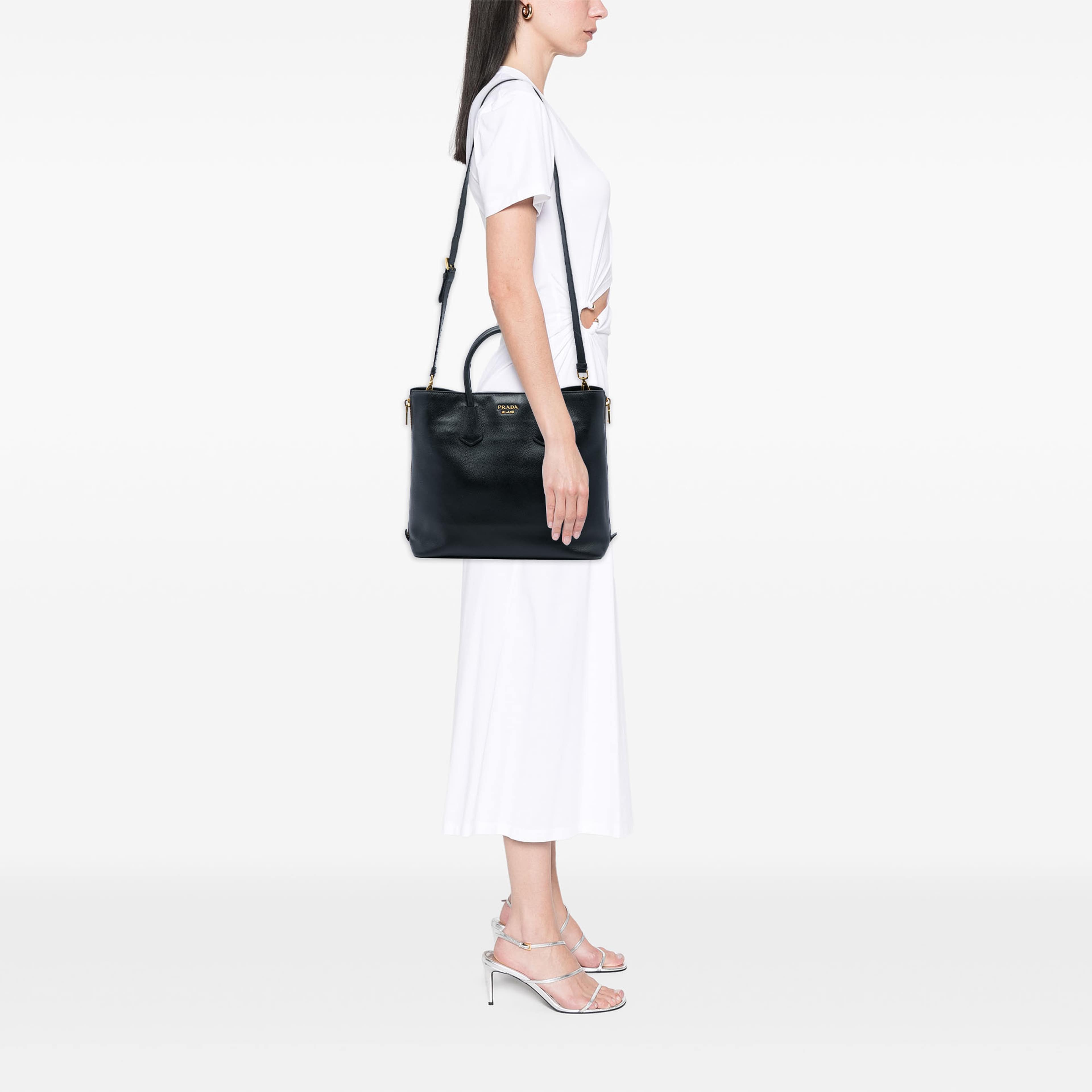 Prada Saffiano Side Zip Convertible Tote, från Luxclusif, i färgen svart. Klicka för att öppna bilden i stort format