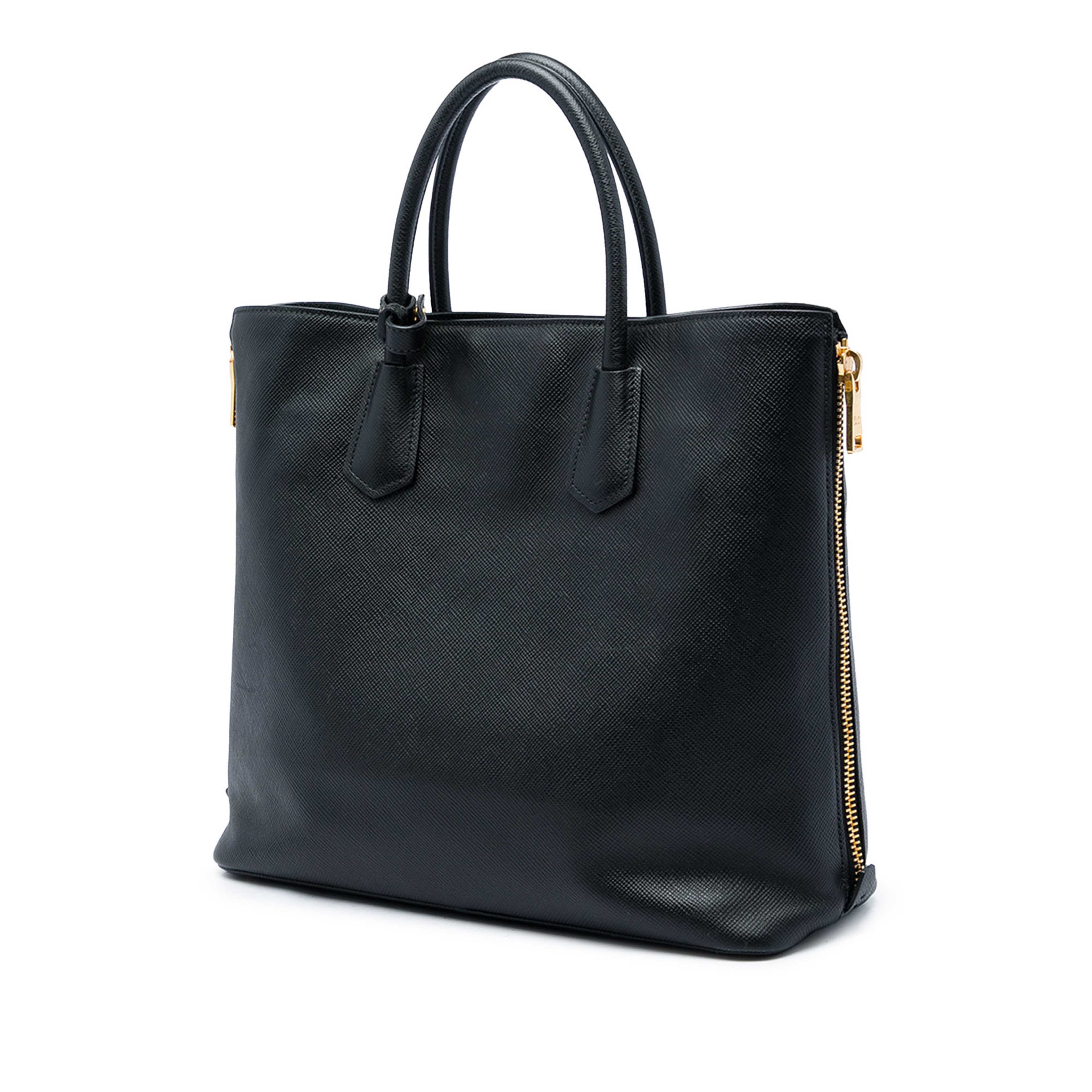 Prada Saffiano Side Zip Convertible Tote, från Luxclusif, i färgen svart. Klicka för att öppna bilden i stort format