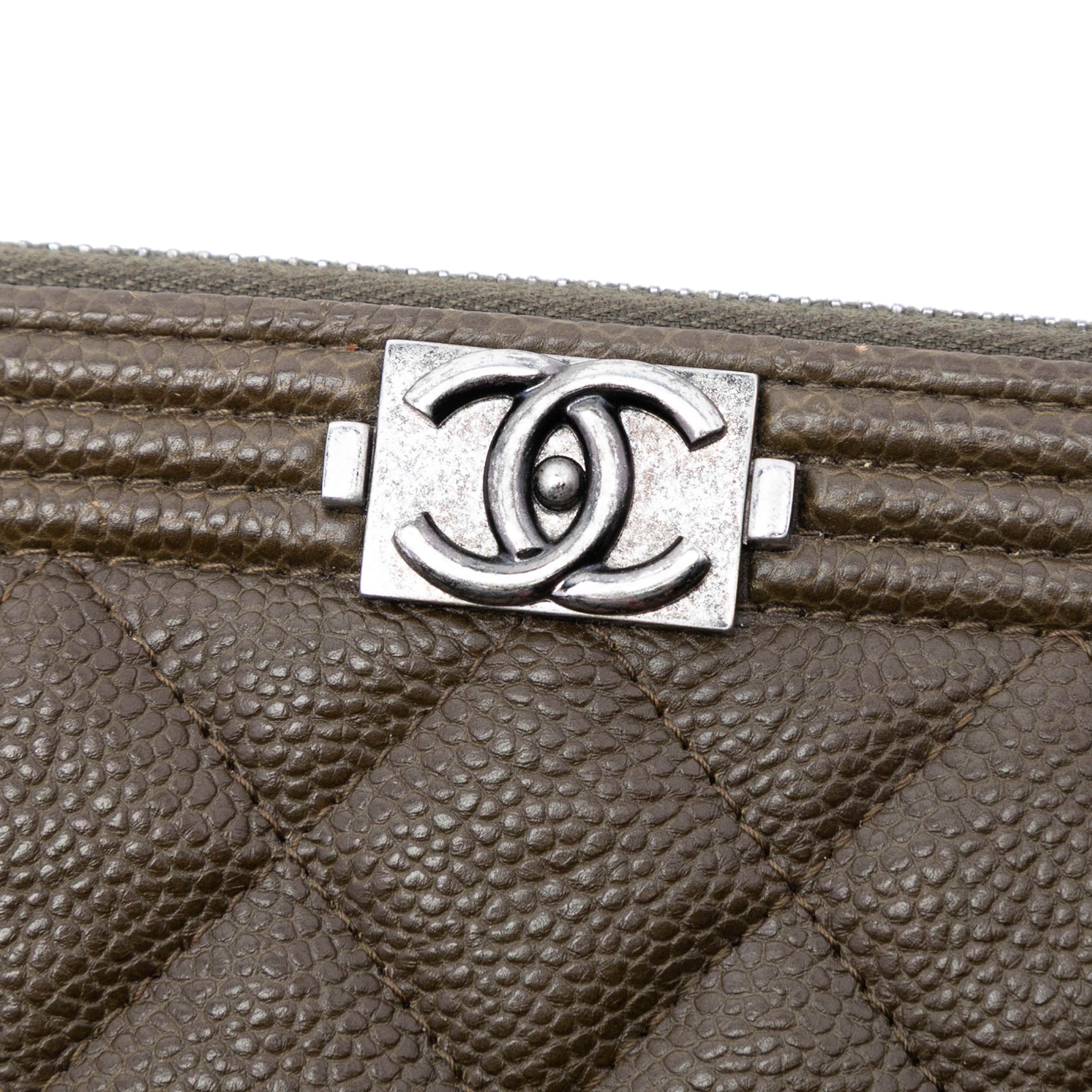Chanel Large Quilted Caviar Boy O Case Clutch, från Luxclusif, i färgen dark brown. Klicka för att öppna bilden i stort format