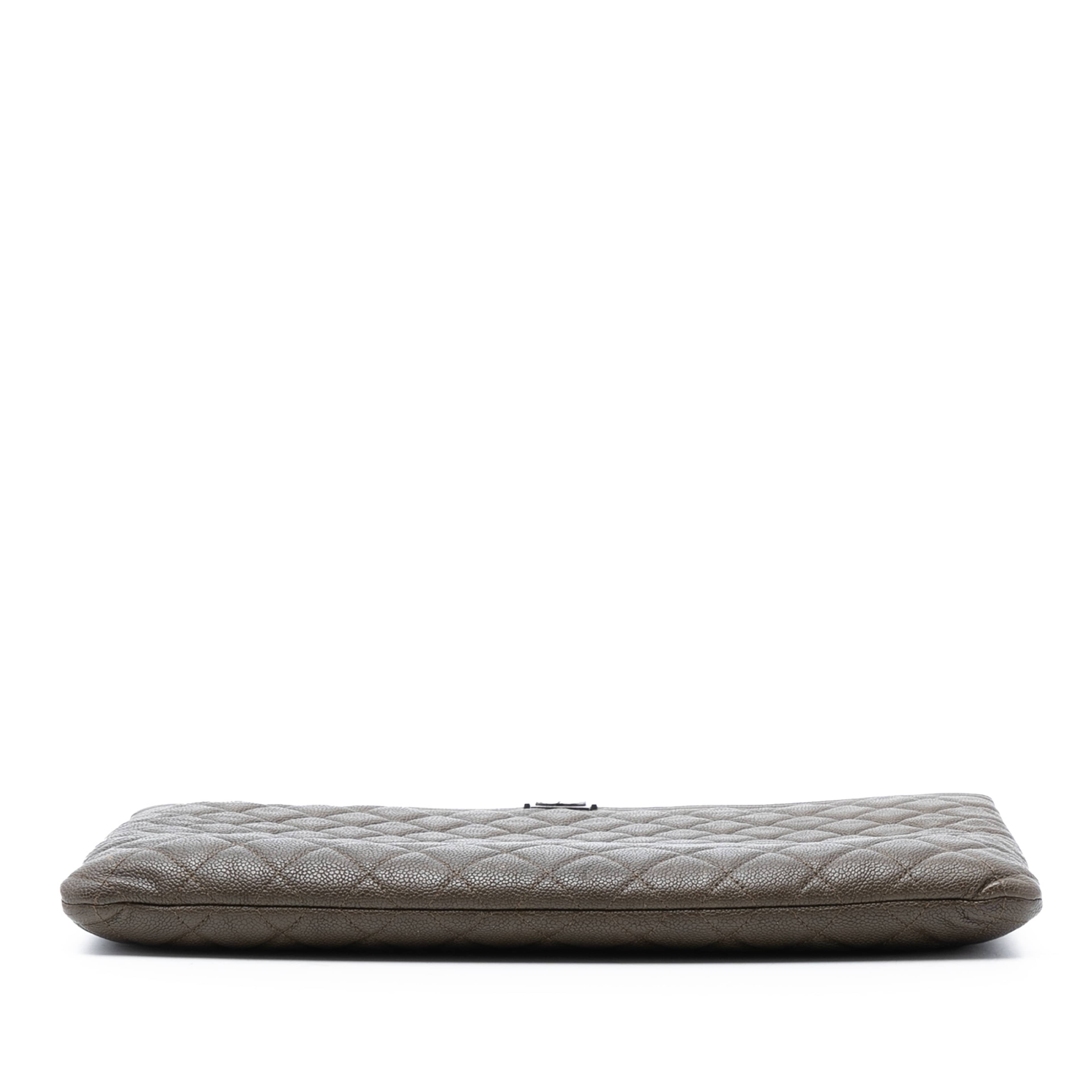 Chanel Large Quilted Caviar Boy O Case Clutch, från Luxclusif, i färgen dark brown. Klicka för att öppna bilden i stort format