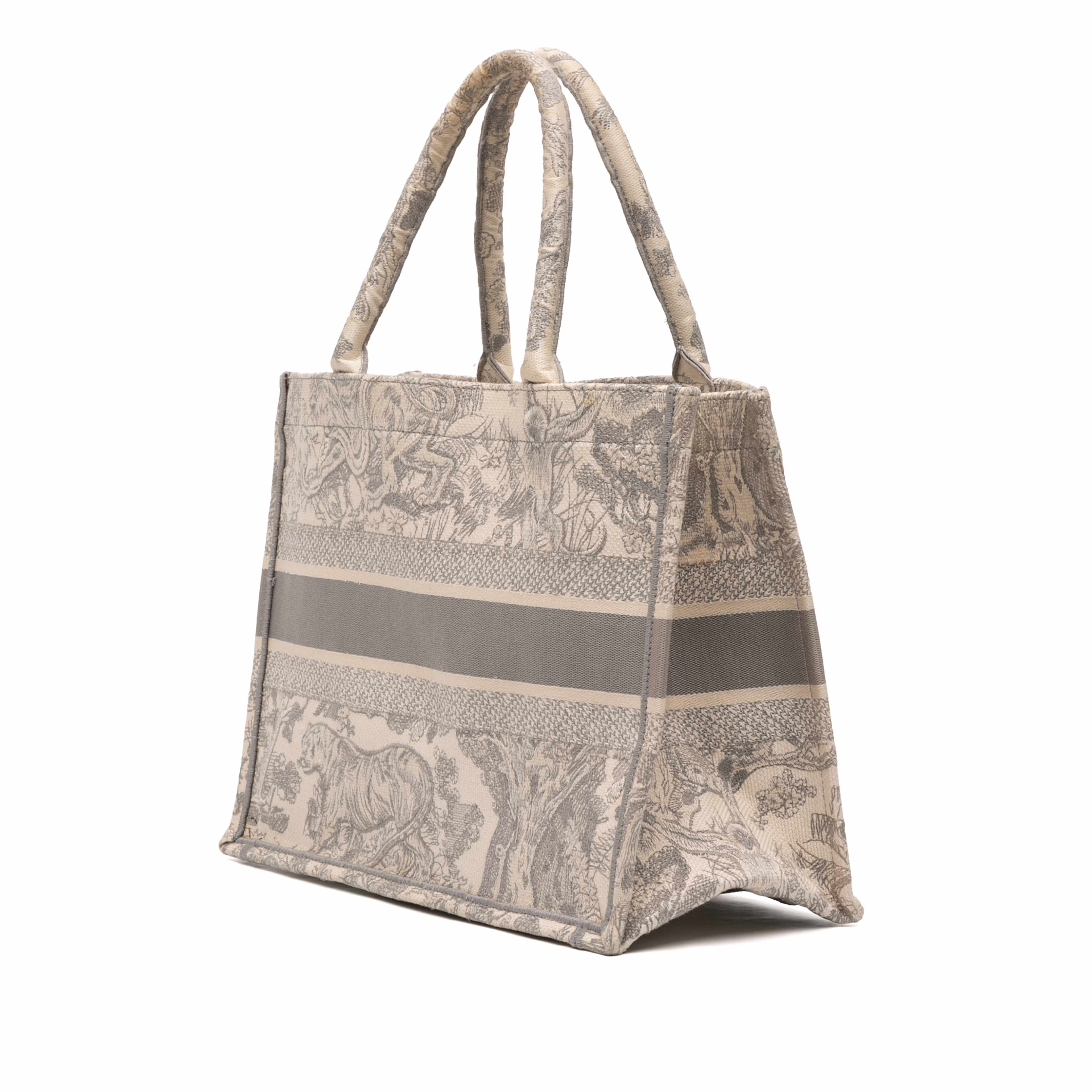 Dior Medium Toile De Jouy Reverse Embroidered Canvas Book Tote, från Luxclusif, i färgen gray. Klicka för att öppna bilden i stort format