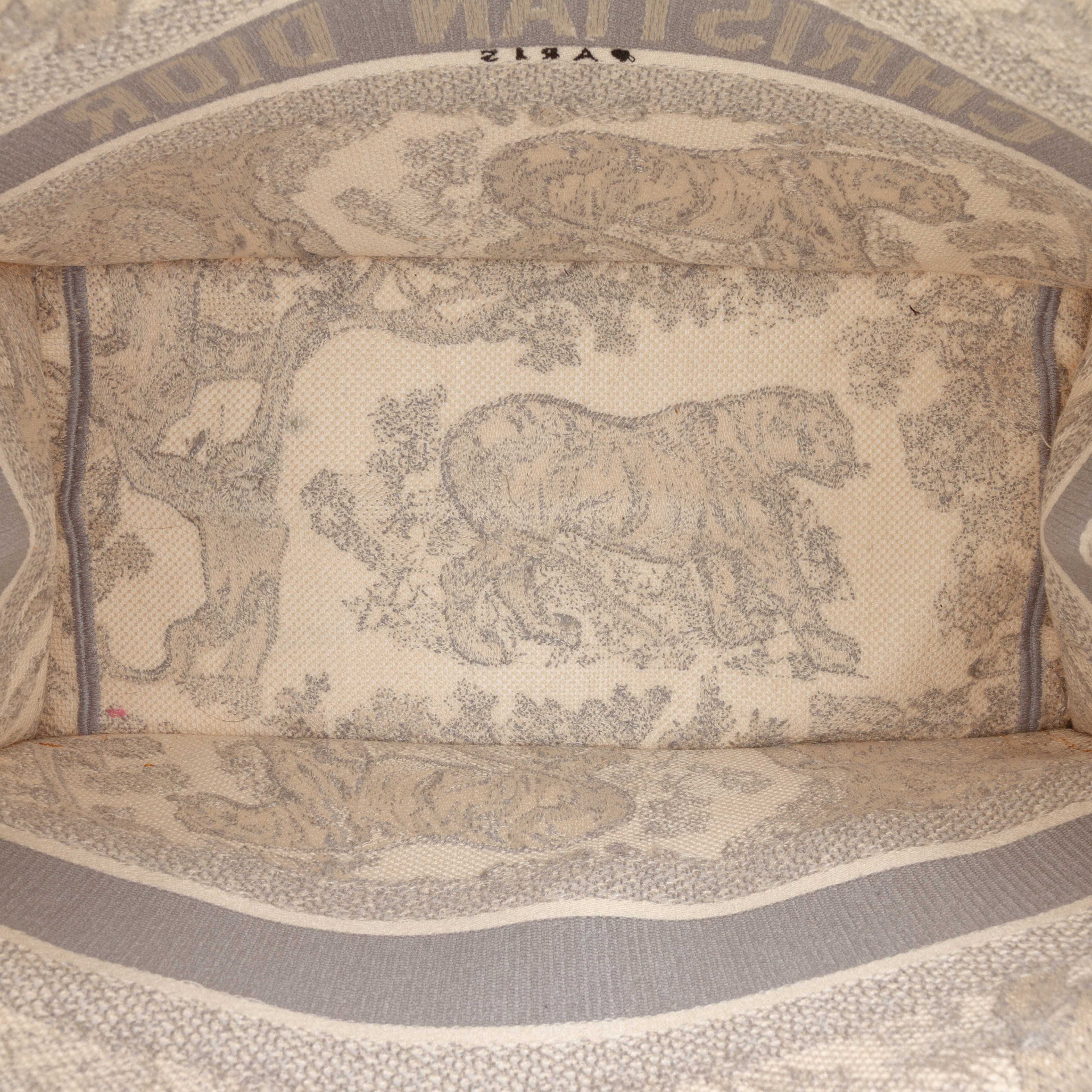 Dior Medium Toile De Jouy Reverse Embroidered Canvas Book Tote, från Luxclusif, i färgen gray. Klicka för att öppna bilden i stort format