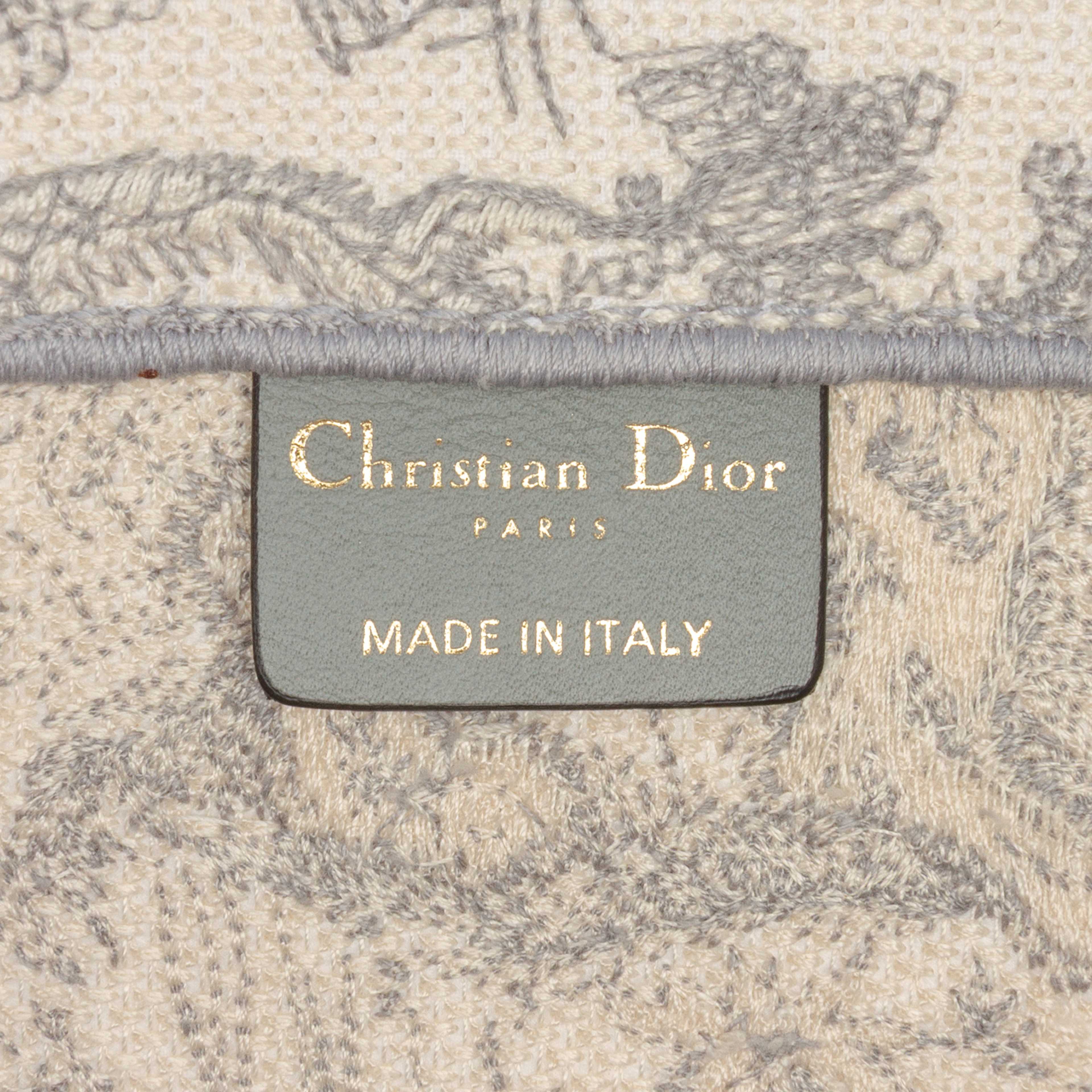 Dior Medium Toile De Jouy Reverse Embroidered Canvas Book Tote, från Luxclusif, i färgen gray. Klicka för att öppna bilden i stort format