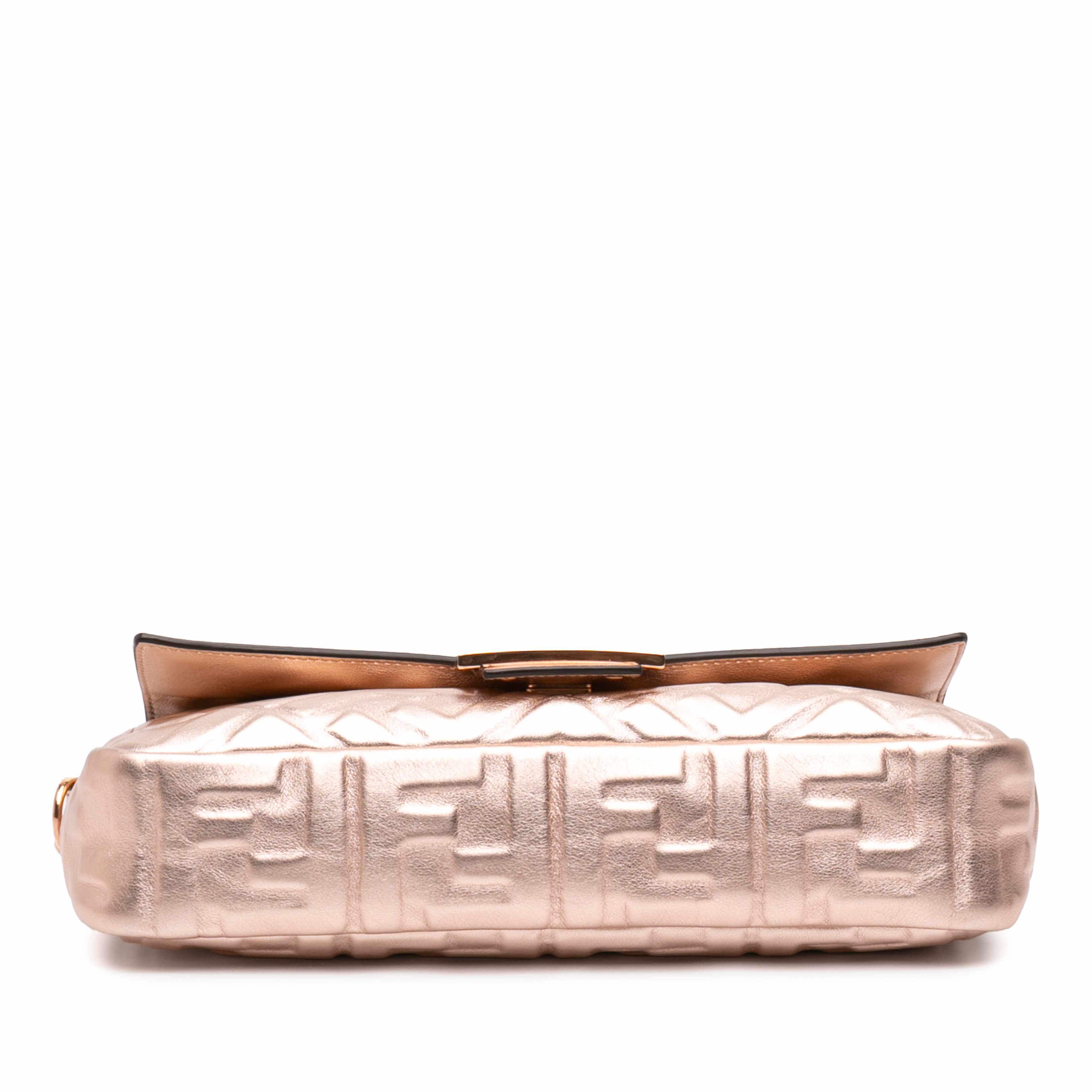 Fendi Zucca Embossed Leather Baguette Satchel, från Luxclusif, i färgen gold. Klicka för att öppna bilden i stort format