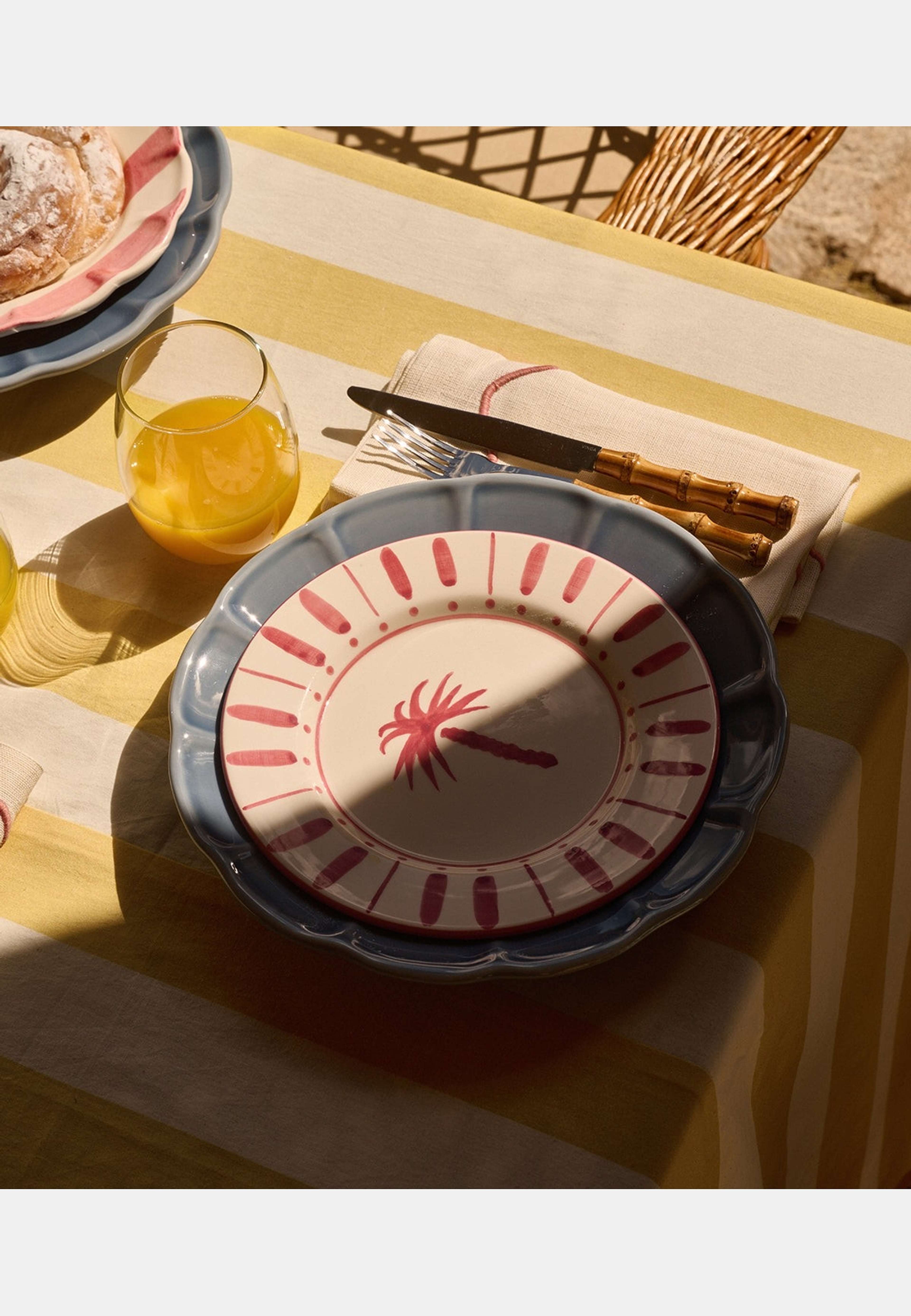 Cannes Tallrik - 28 Cm, från Pick A Poppy, i färgen dark pink. Klicka för att öppna bilden i stort format