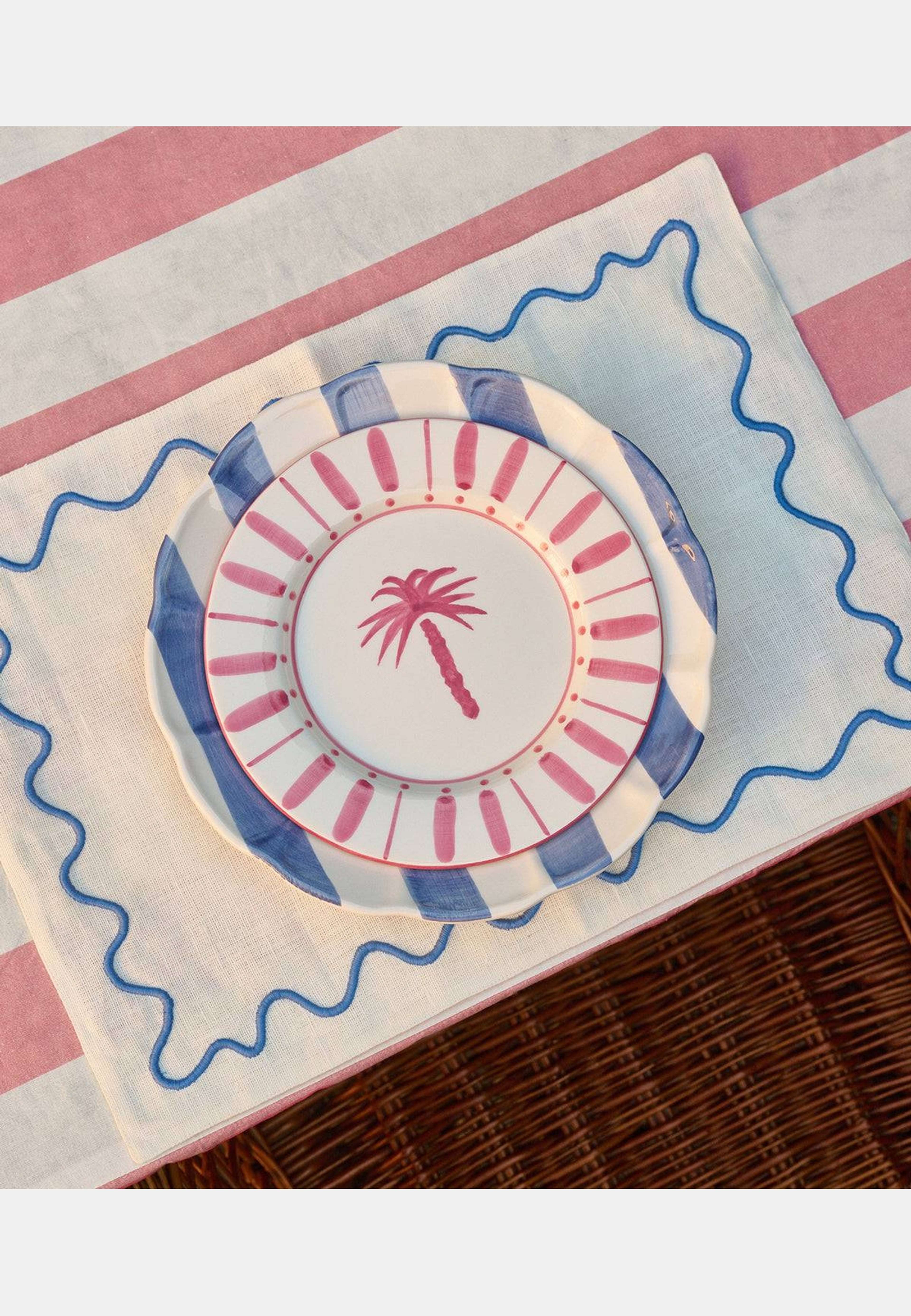 Cannes Tallrik - 28 Cm, från Pick A Poppy, i färgen dark pink. Klicka för att öppna bilden i stort format