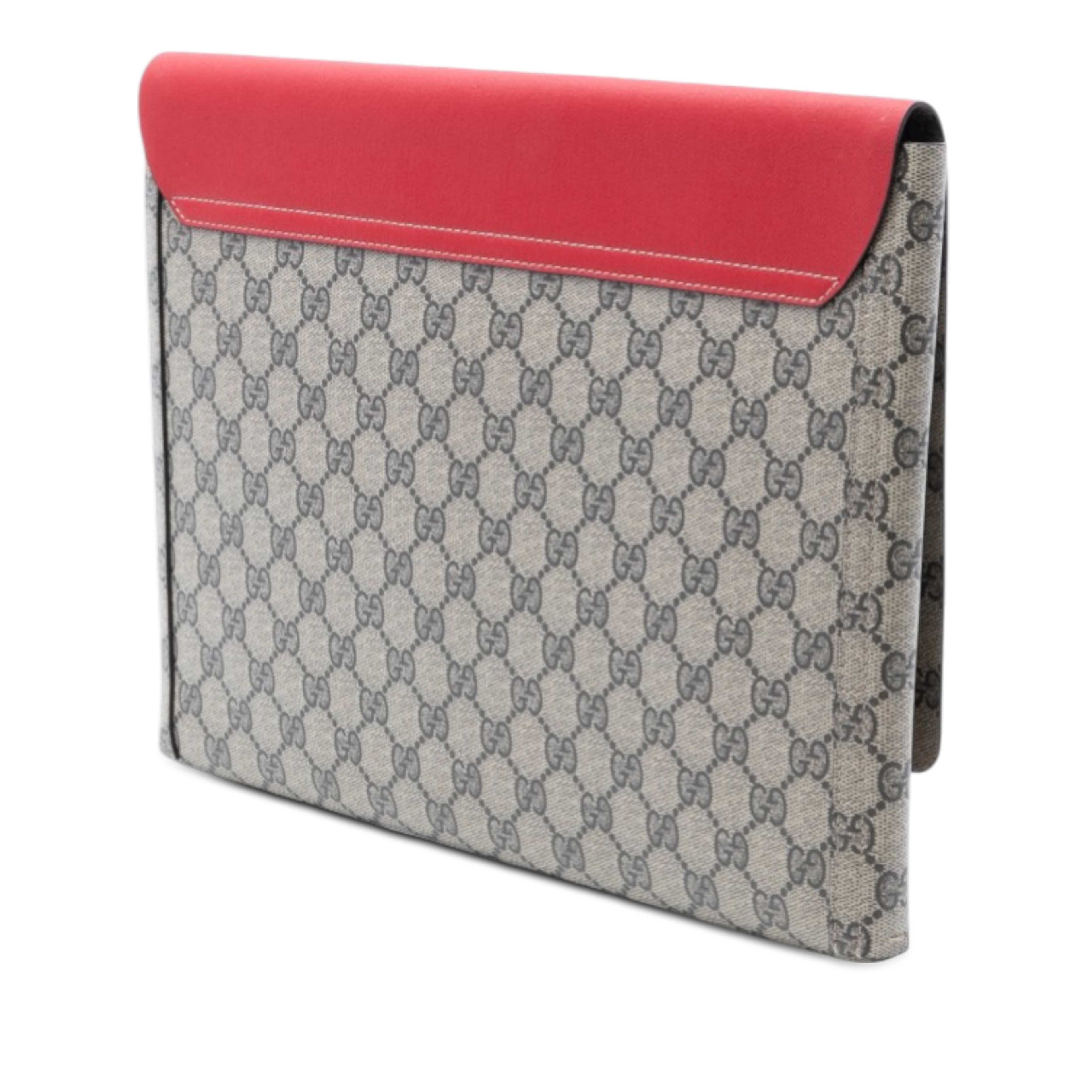 Gucci Gg Supreme No Longer Not Yet Clutch, från Luxclusif, i färgen beige. Klicka för att öppna bilden i stort format