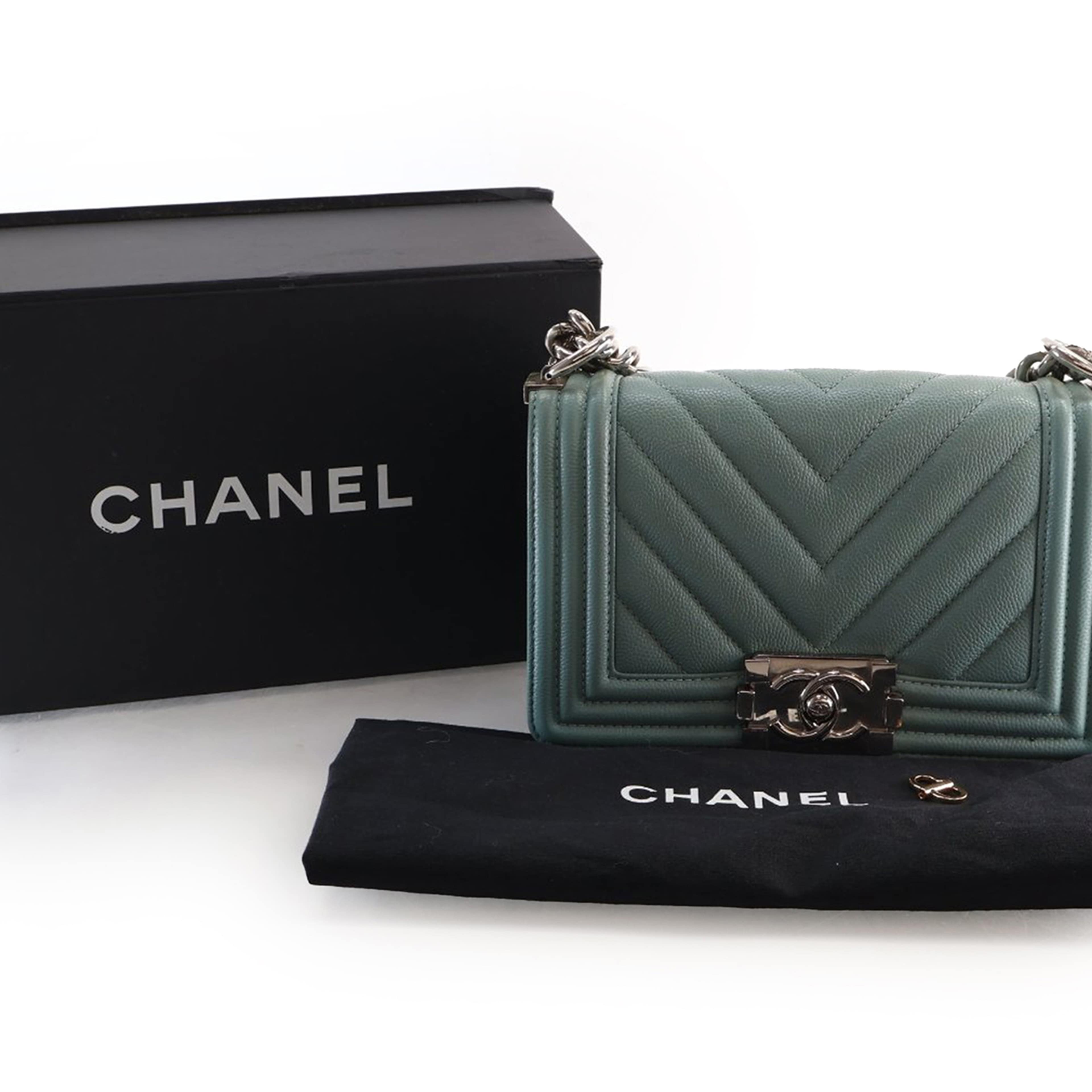 Chanel Small Chevron Caviar Boy Flap, från Luxclusif, i färgen blå. Klicka för att öppna bilden i stort format