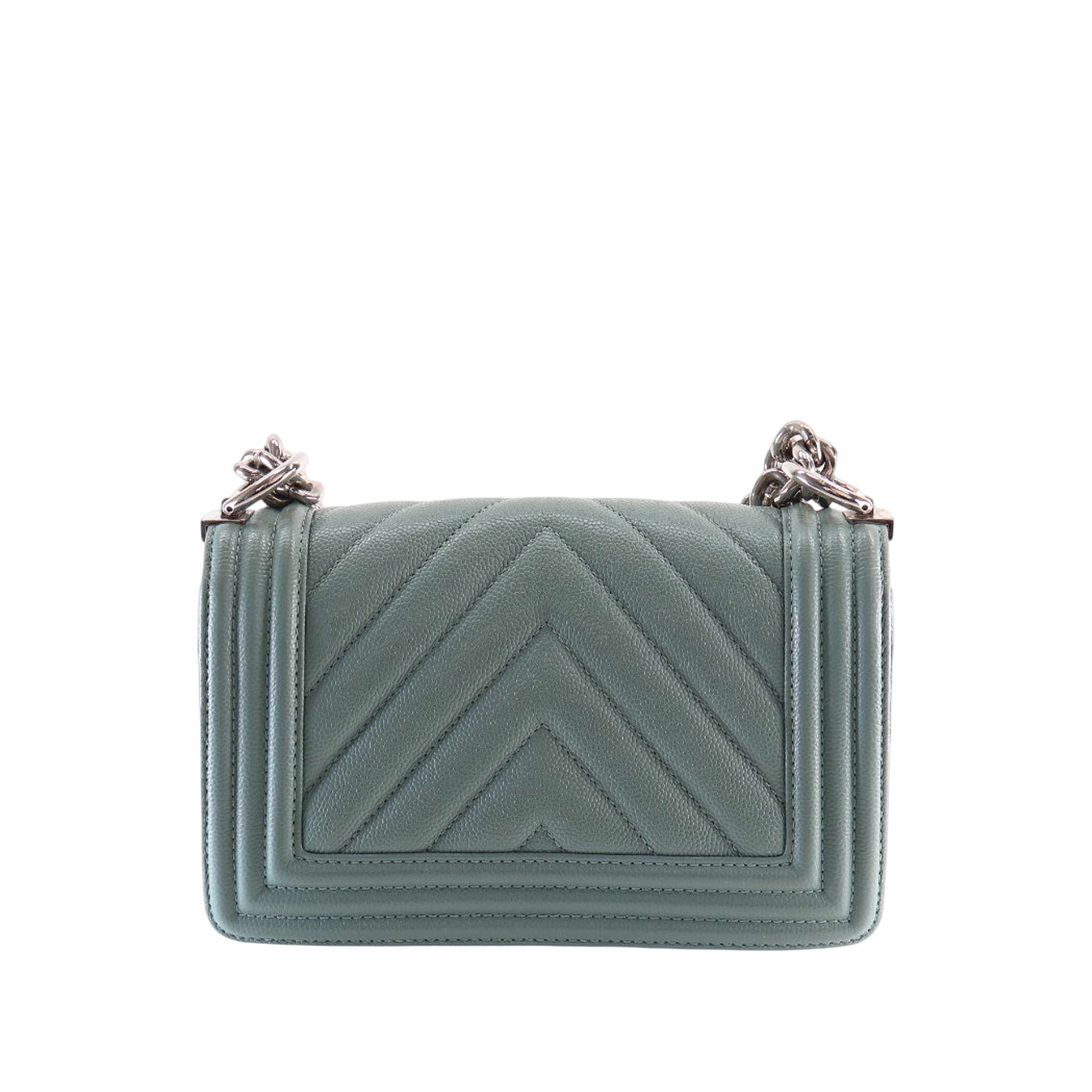 Chanel Small Chevron Caviar Boy Flap, från Luxclusif, i färgen light blue. Klicka för att öppna bilden i stort format