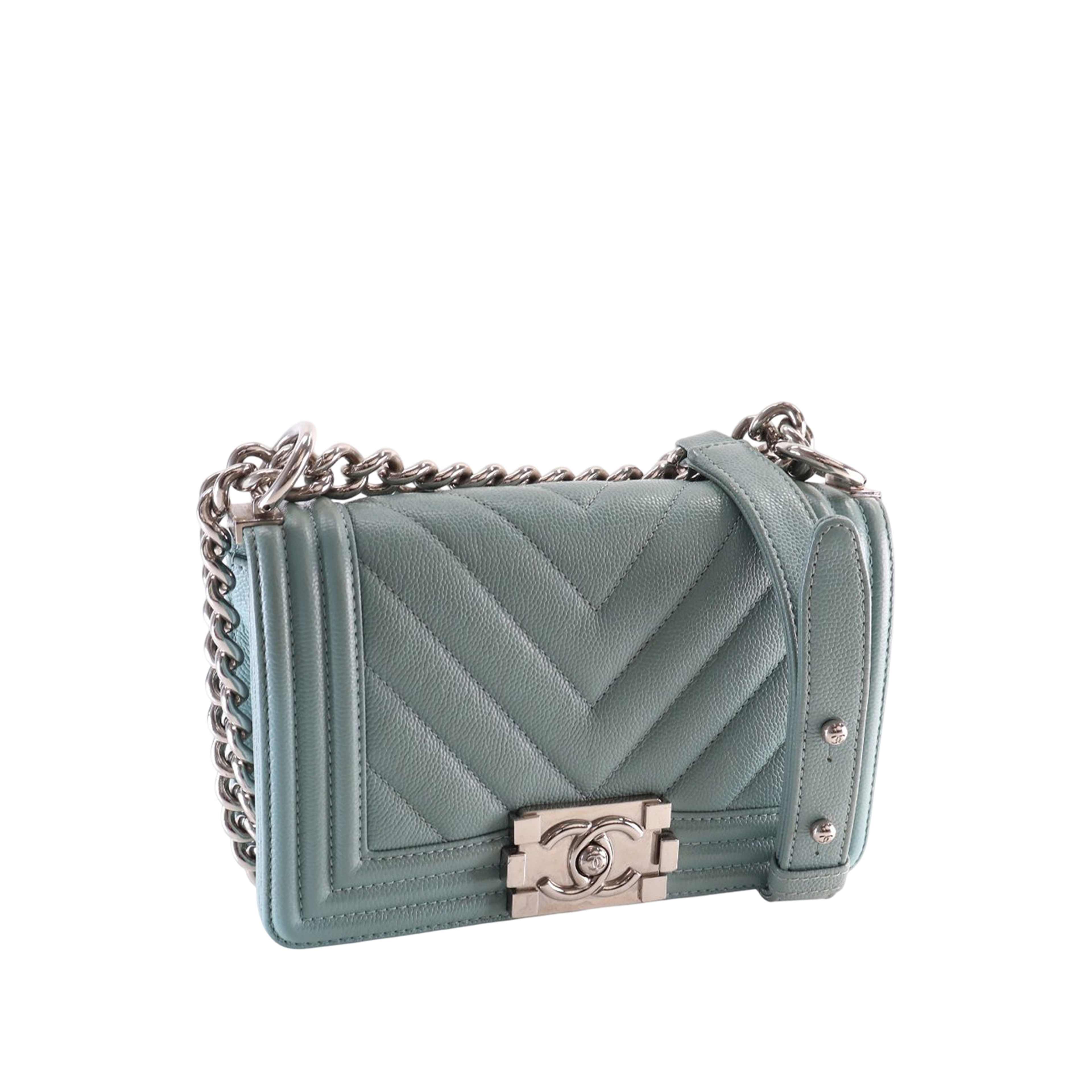 Chanel Small Chevron Caviar Boy Flap, från Luxclusif, i färgen light blue. Klicka för att öppna bilden i stort format