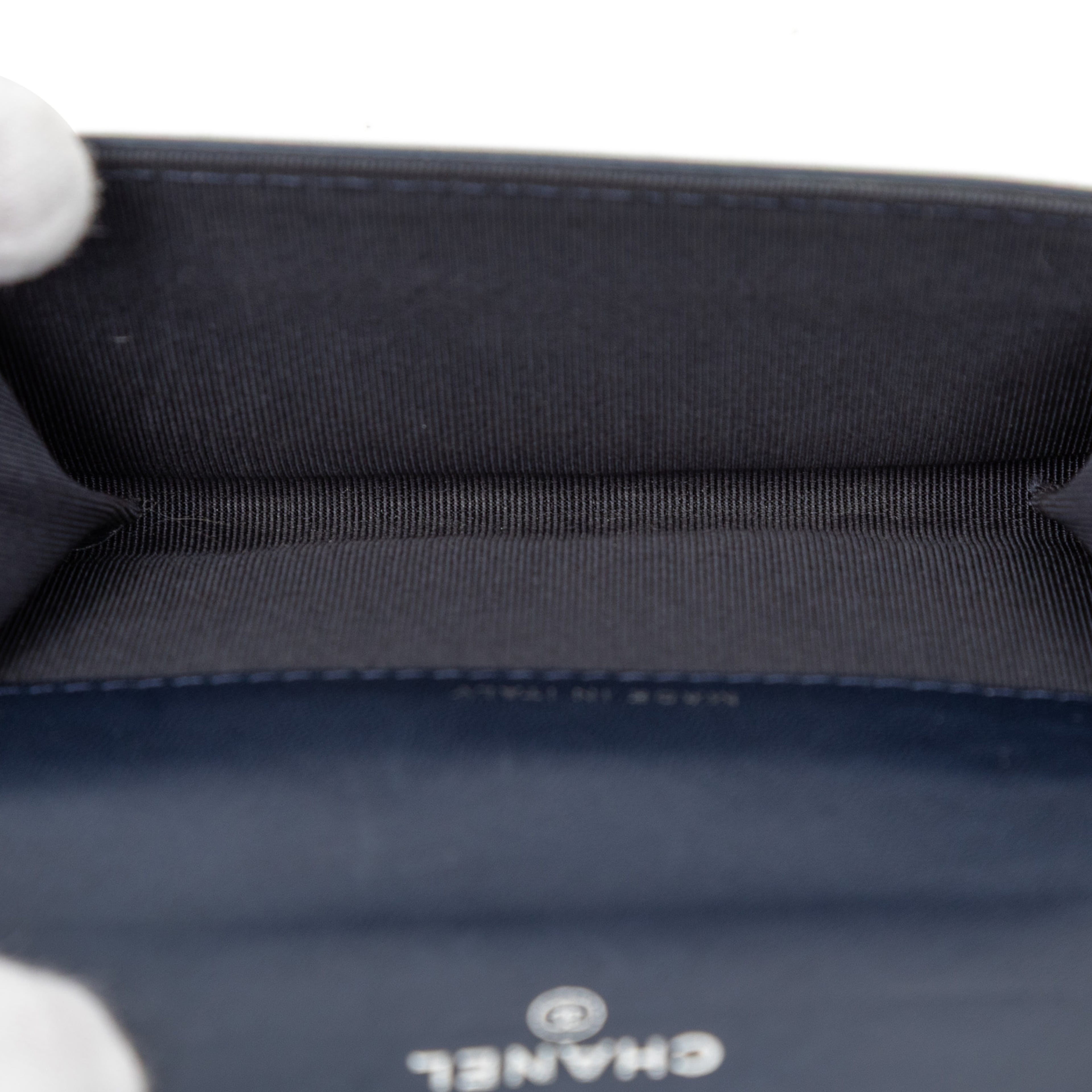 Chanel Cc Double Stitch Lambskin Flap Card Holder, från Luxclusif, i färgen navy. Klicka för att öppna bilden i stort format