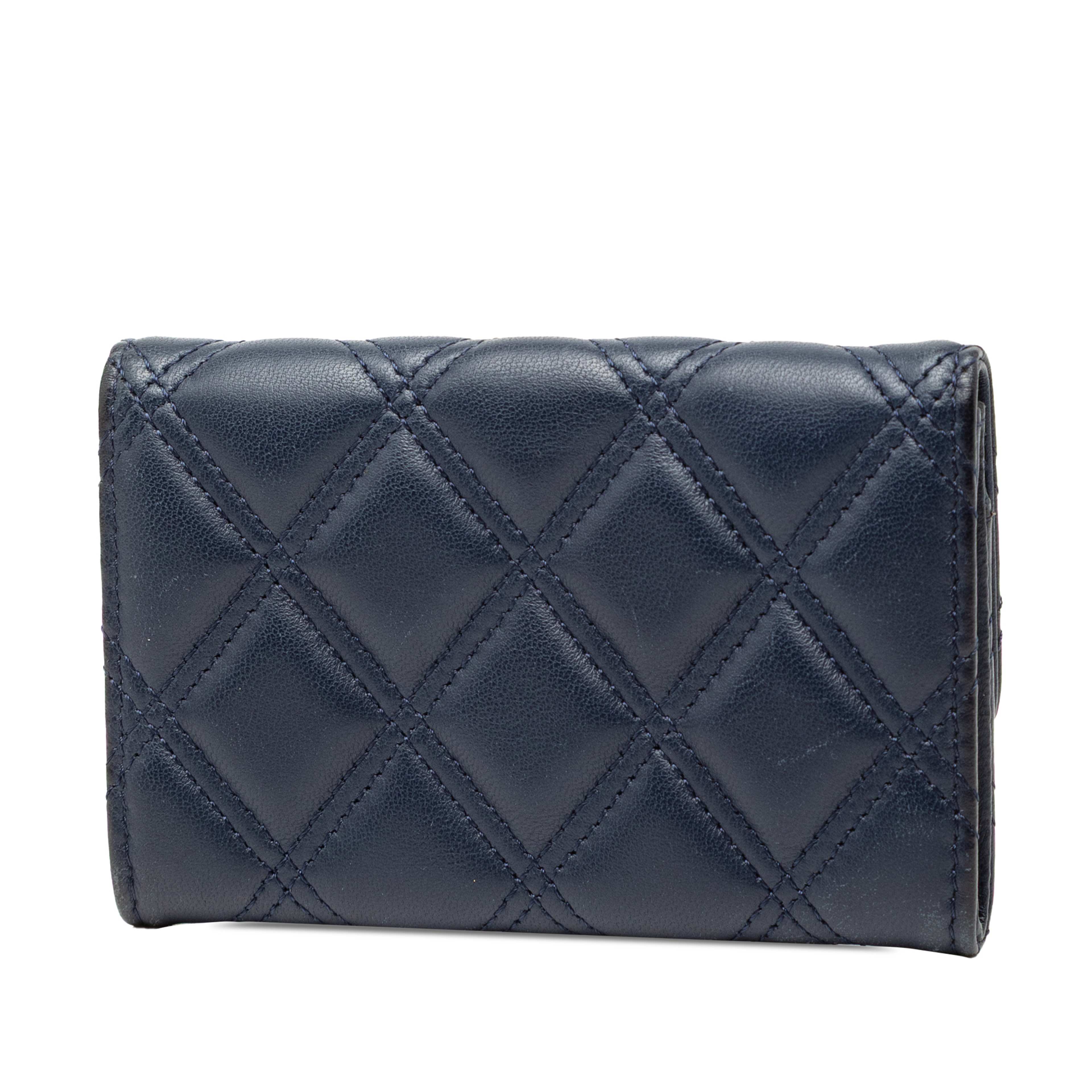 Chanel Cc Double Stitch Lambskin Flap Card Holder, från Luxclusif, i färgen navy. Klicka för att öppna bilden i stort format