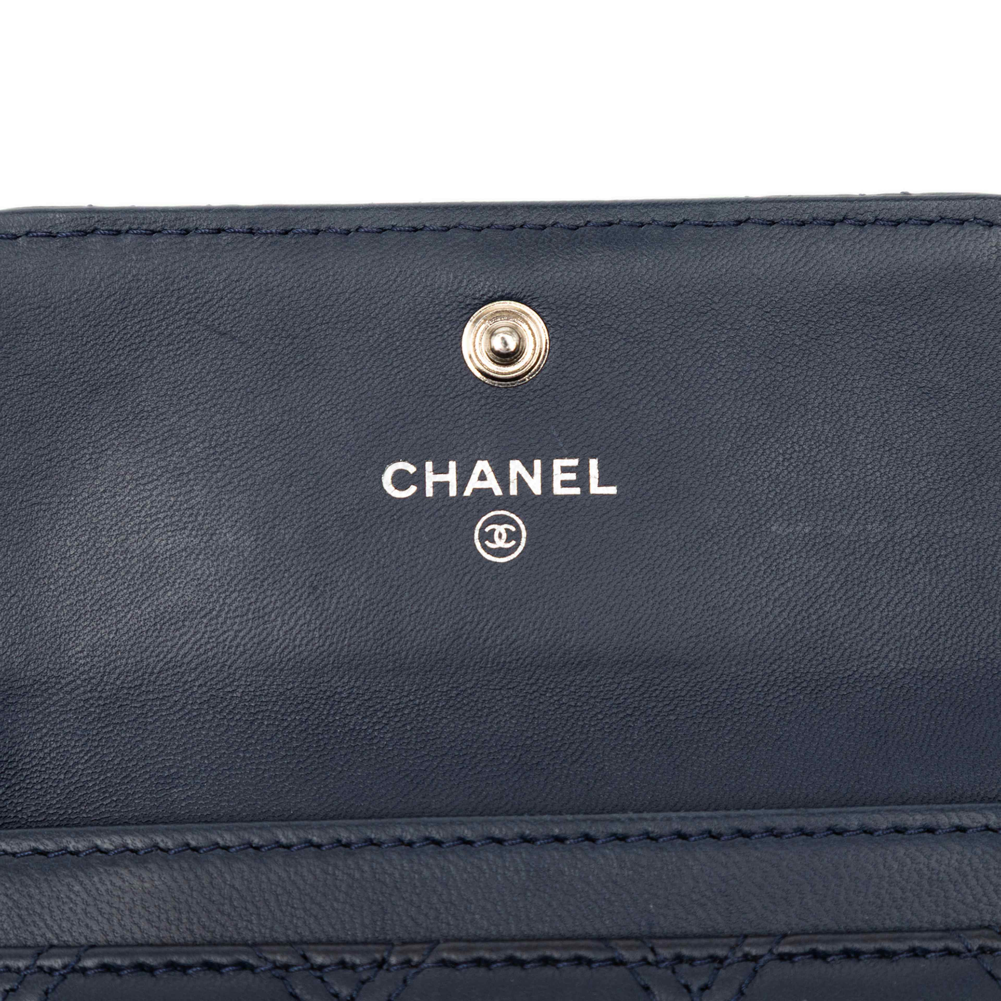 Chanel Cc Double Stitch Lambskin Flap Card Holder, från Luxclusif, i färgen navy. Klicka för att öppna bilden i stort format