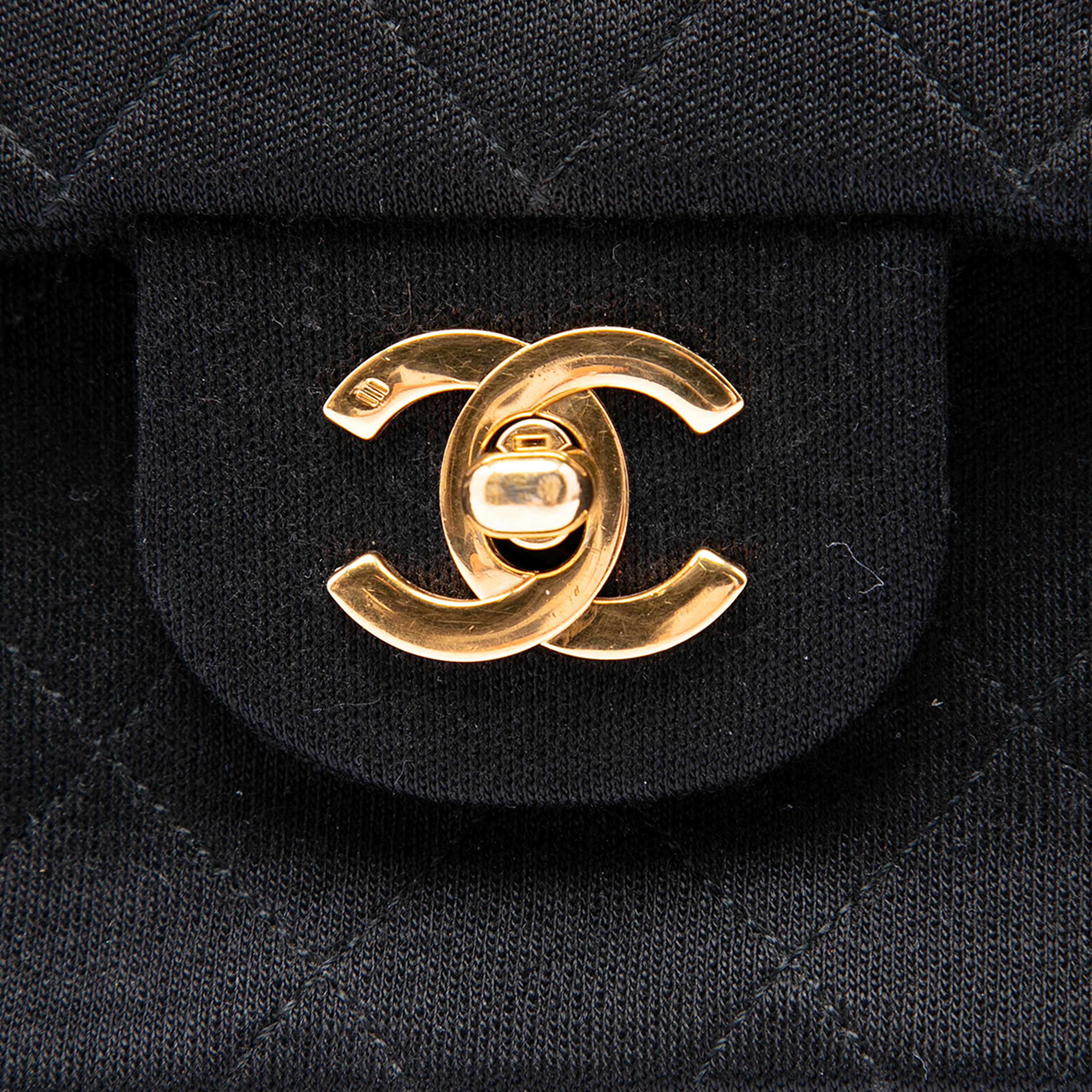 Chanel Medium Classic Jersey Bijoux Chain Double Flap, från Luxclusif, i färgen svart. Klicka för att öppna bilden i stort format