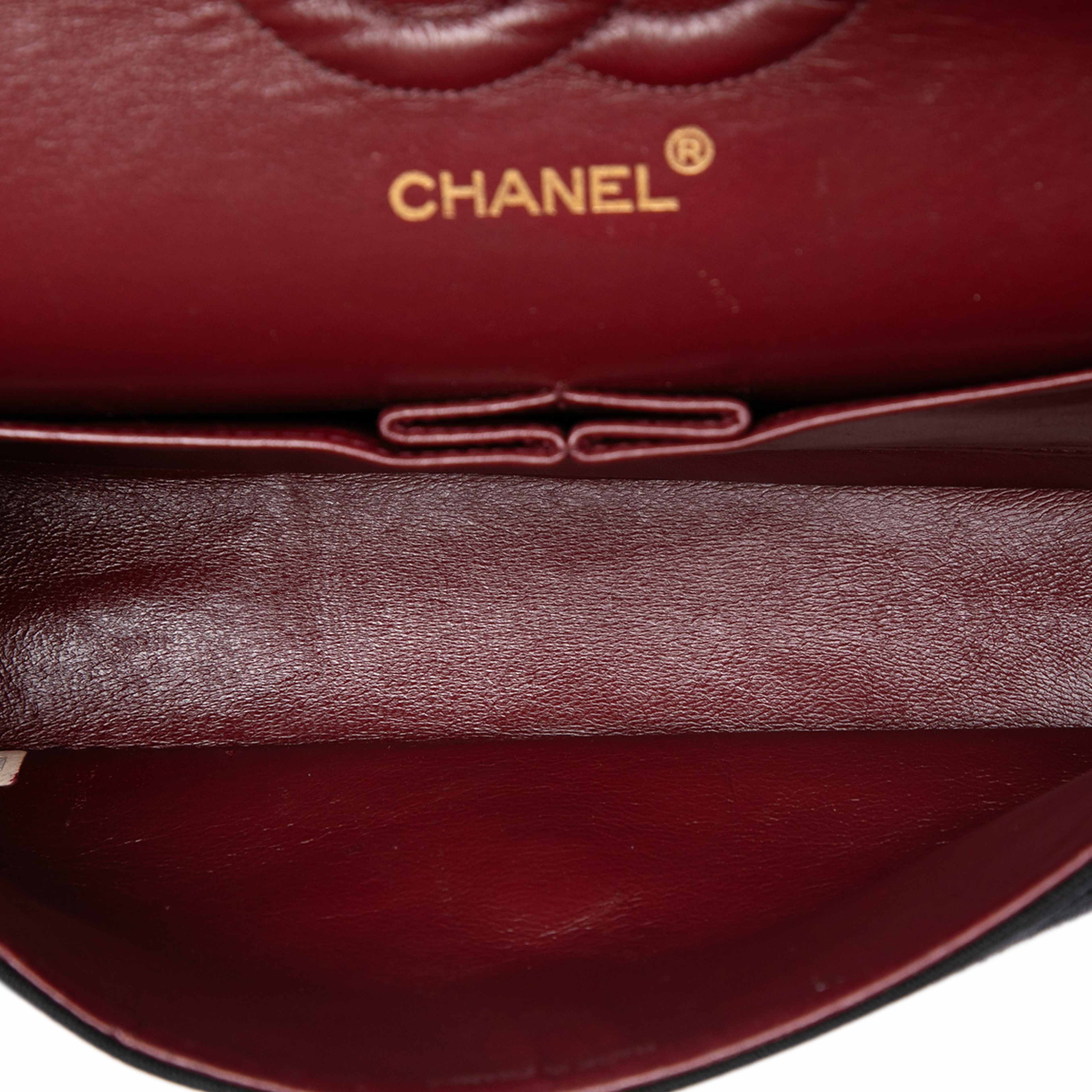 Chanel Medium Classic Jersey Bijoux Chain Double Flap, från Luxclusif, i färgen svart. Klicka för att öppna bilden i stort format