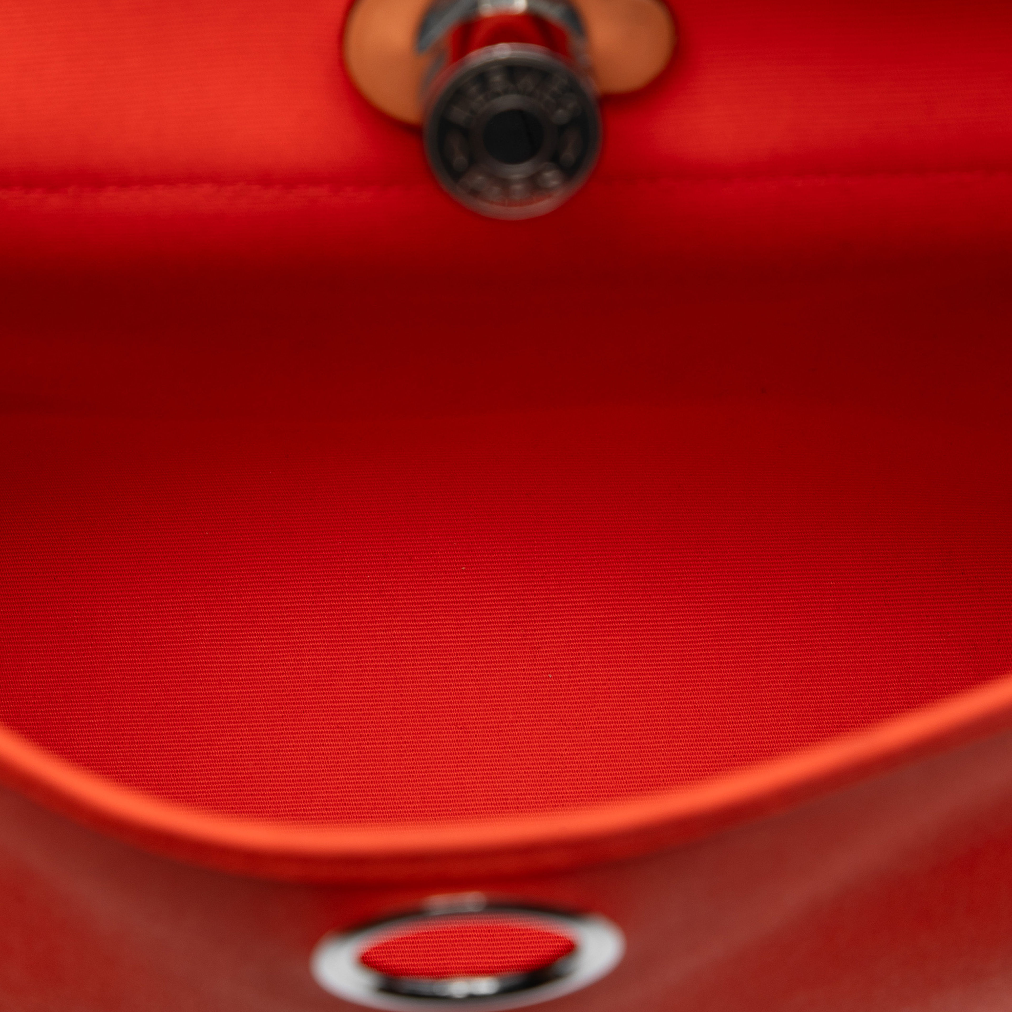 Hermès Toile Herbag Zip 31, från Luxclusif, i färgen dark orange. Klicka för att öppna bilden i stort format