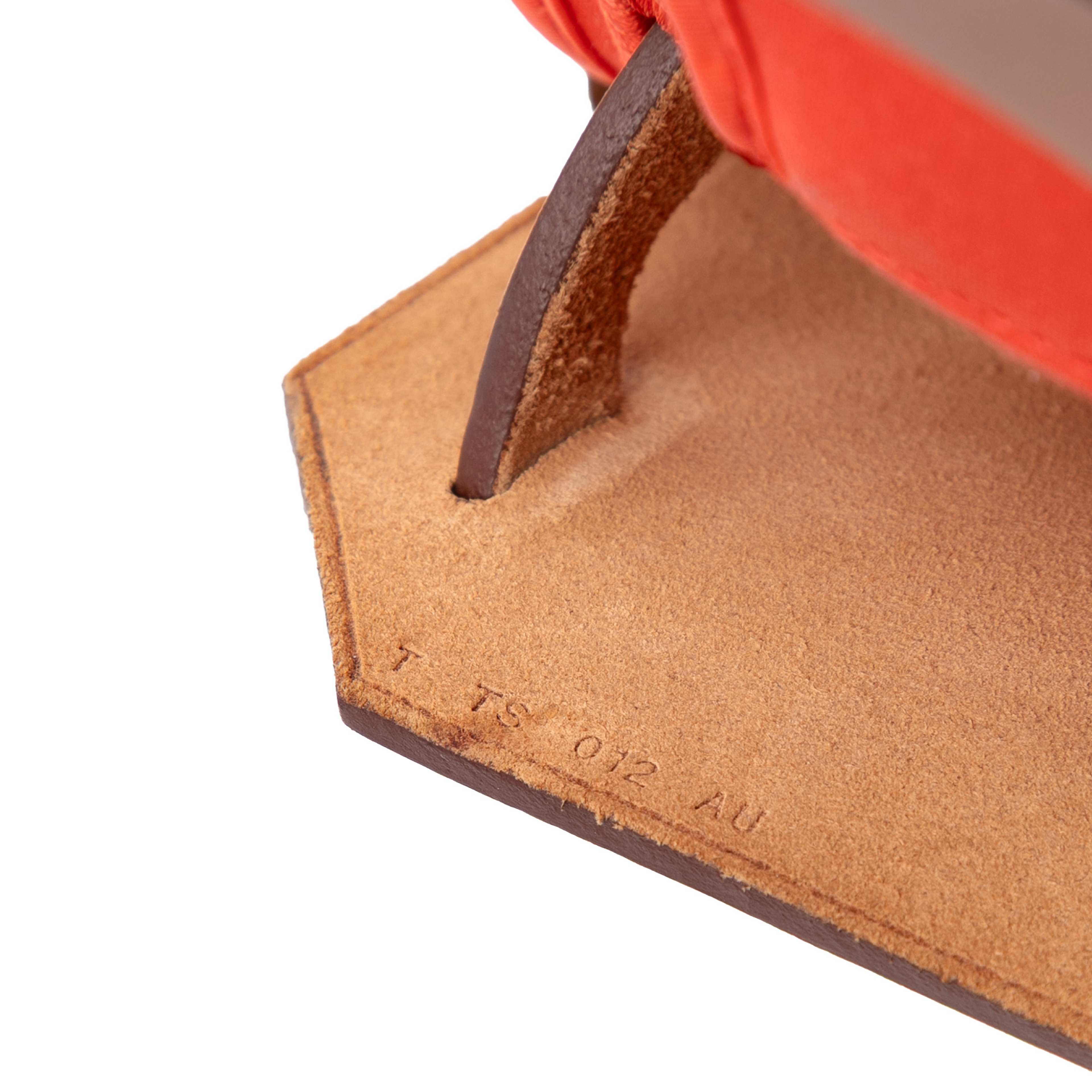 Hermès Toile Herbag Zip 31, från Luxclusif, i färgen dark orange. Klicka för att öppna bilden i stort format