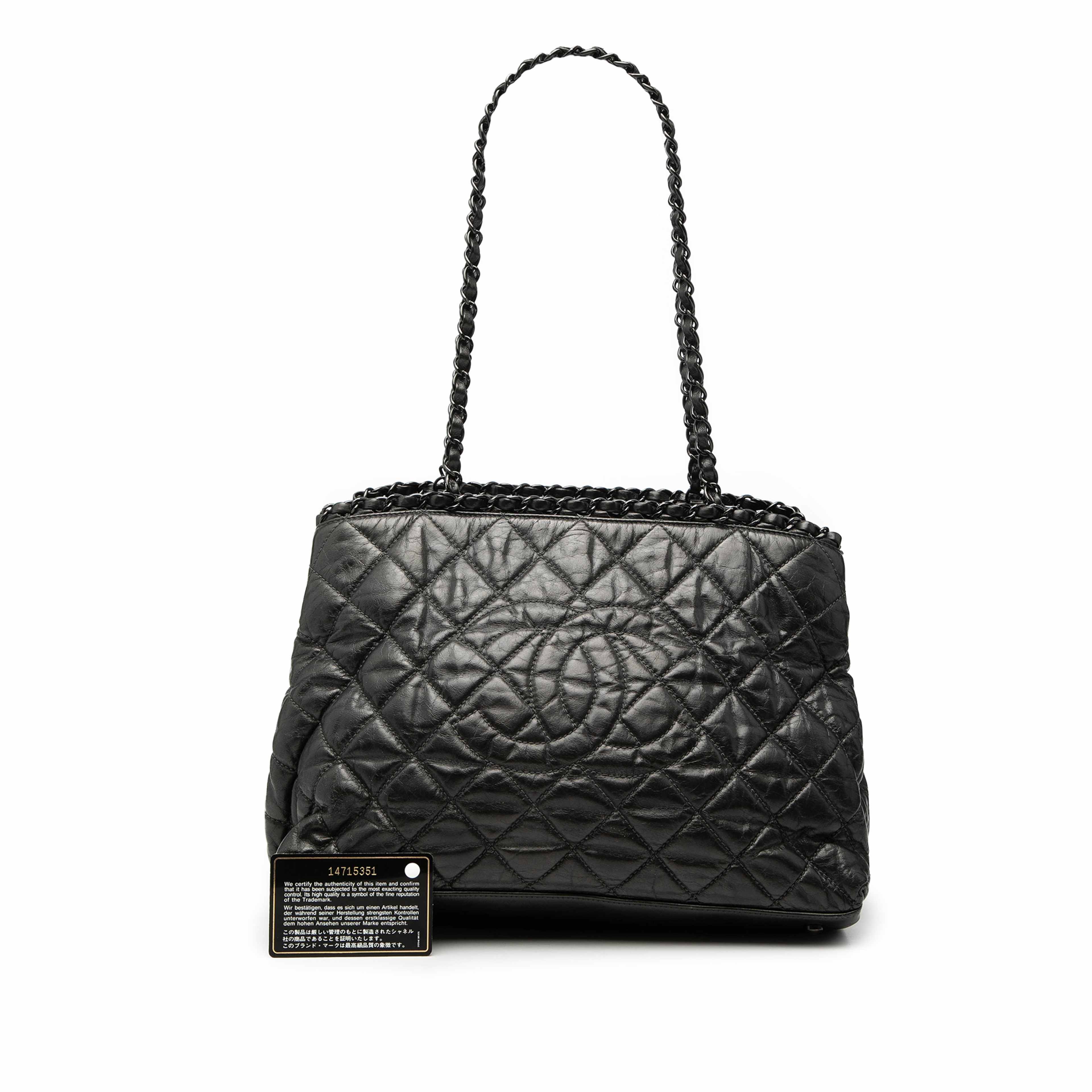 Chanel Small Quilted Calfskin Chain Me Tote, från Luxclusif, i färgen svart. Klicka för att öppna bilden i stort format