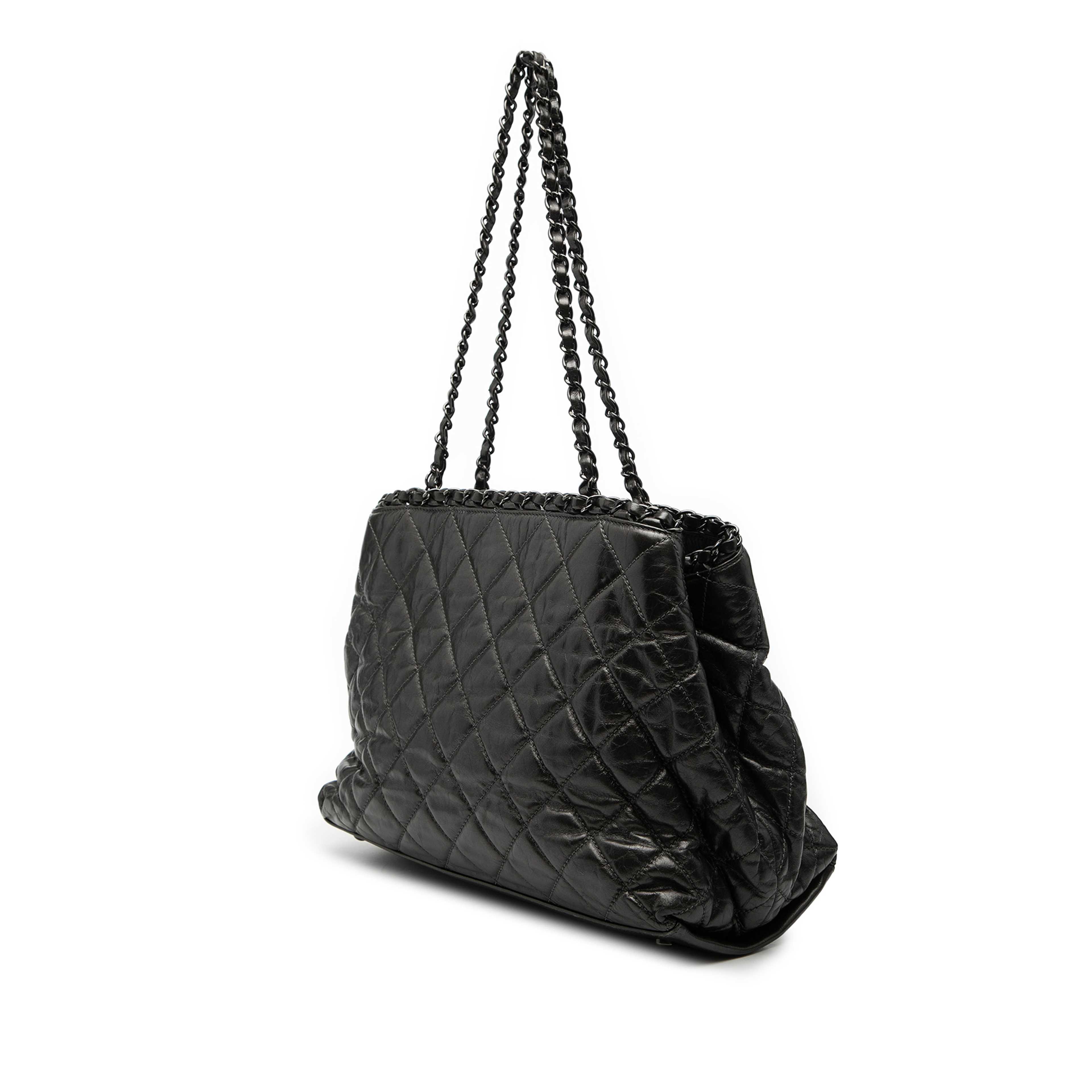 Chanel Small Quilted Calfskin Chain Me Tote, från Luxclusif, i färgen svart. Klicka för att öppna bilden i stort format