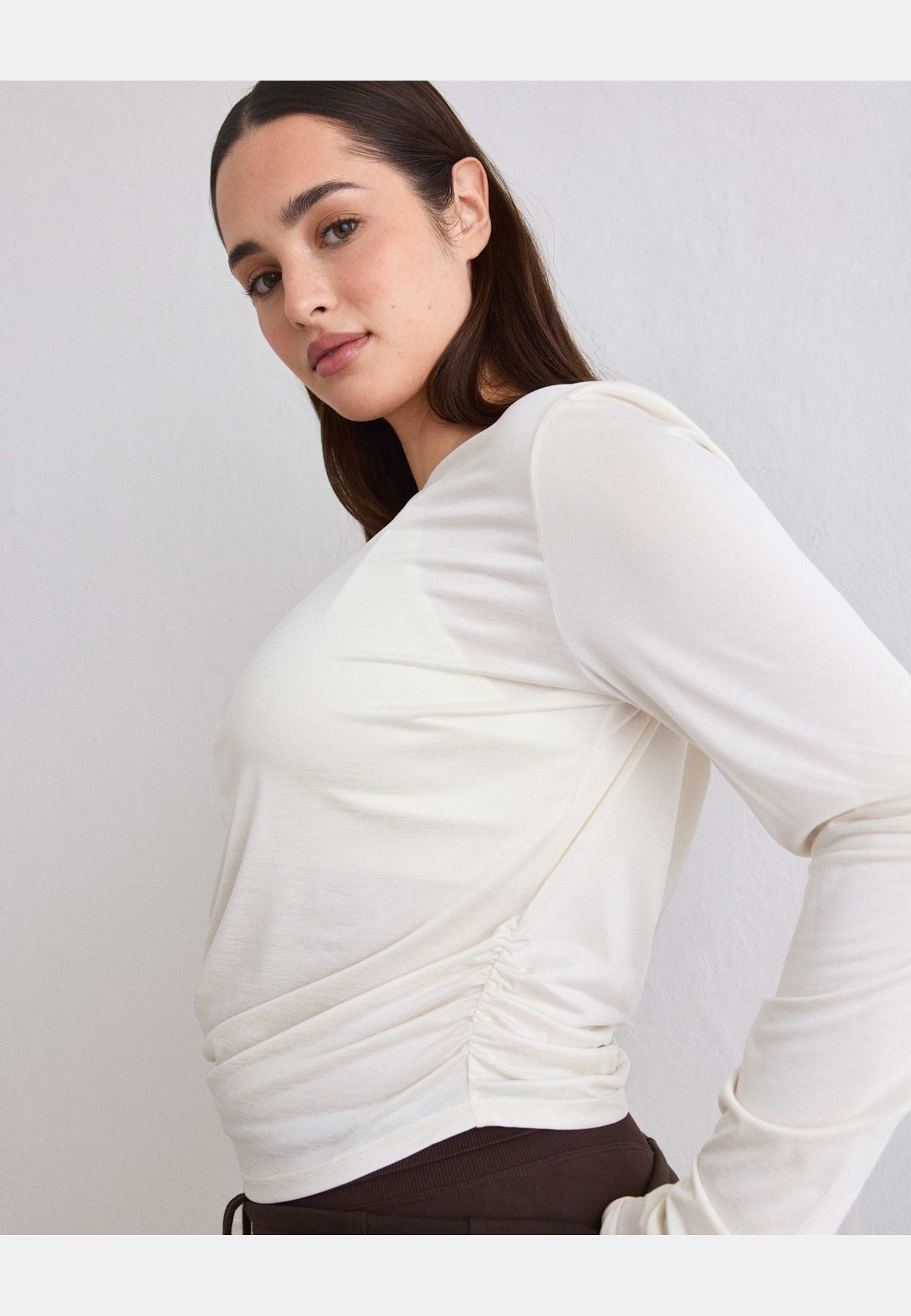 Luminous Draped Long Sleeve, från aim'n, i färgen off white. Klicka för att öppna bilden i stort format