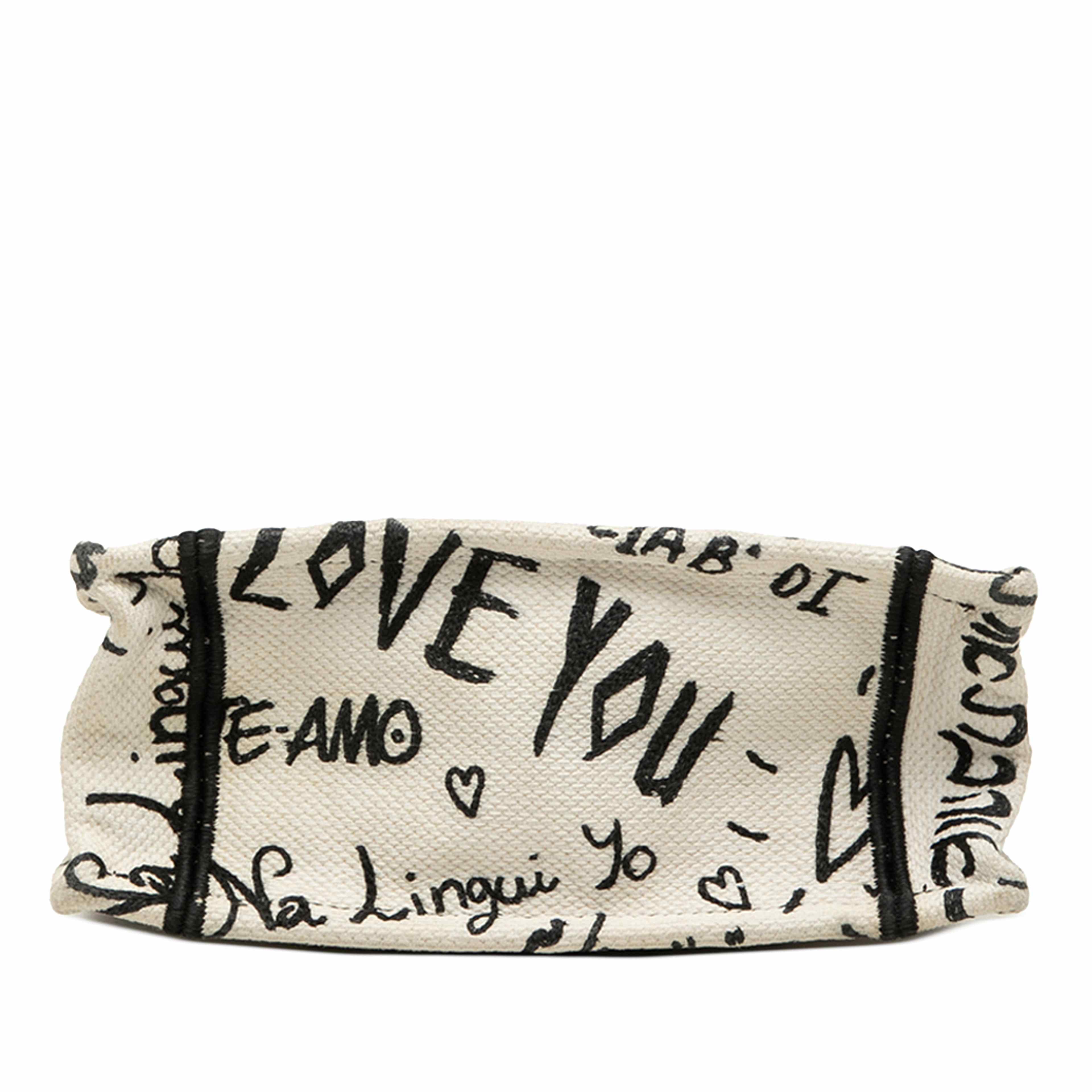 Dior Dioramour Embroidered Canvas Graffiti Vertical Book Tote, från Luxclusif, i färgen vit. Klicka för att öppna bilden i stort format