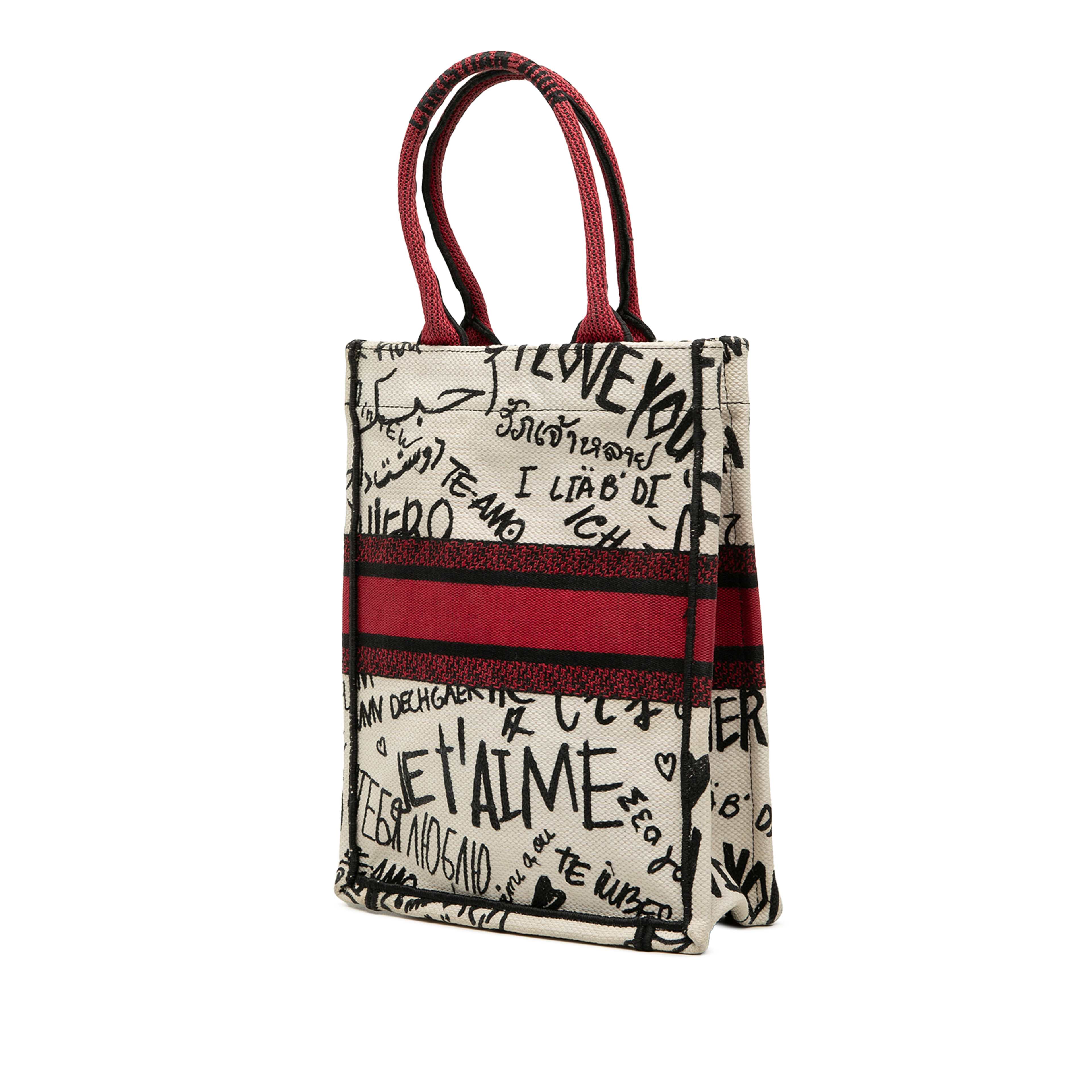 Dior Dioramour Embroidered Canvas Graffiti Vertical Book Tote, från Luxclusif, i färgen vit. Klicka för att öppna bilden i stort format