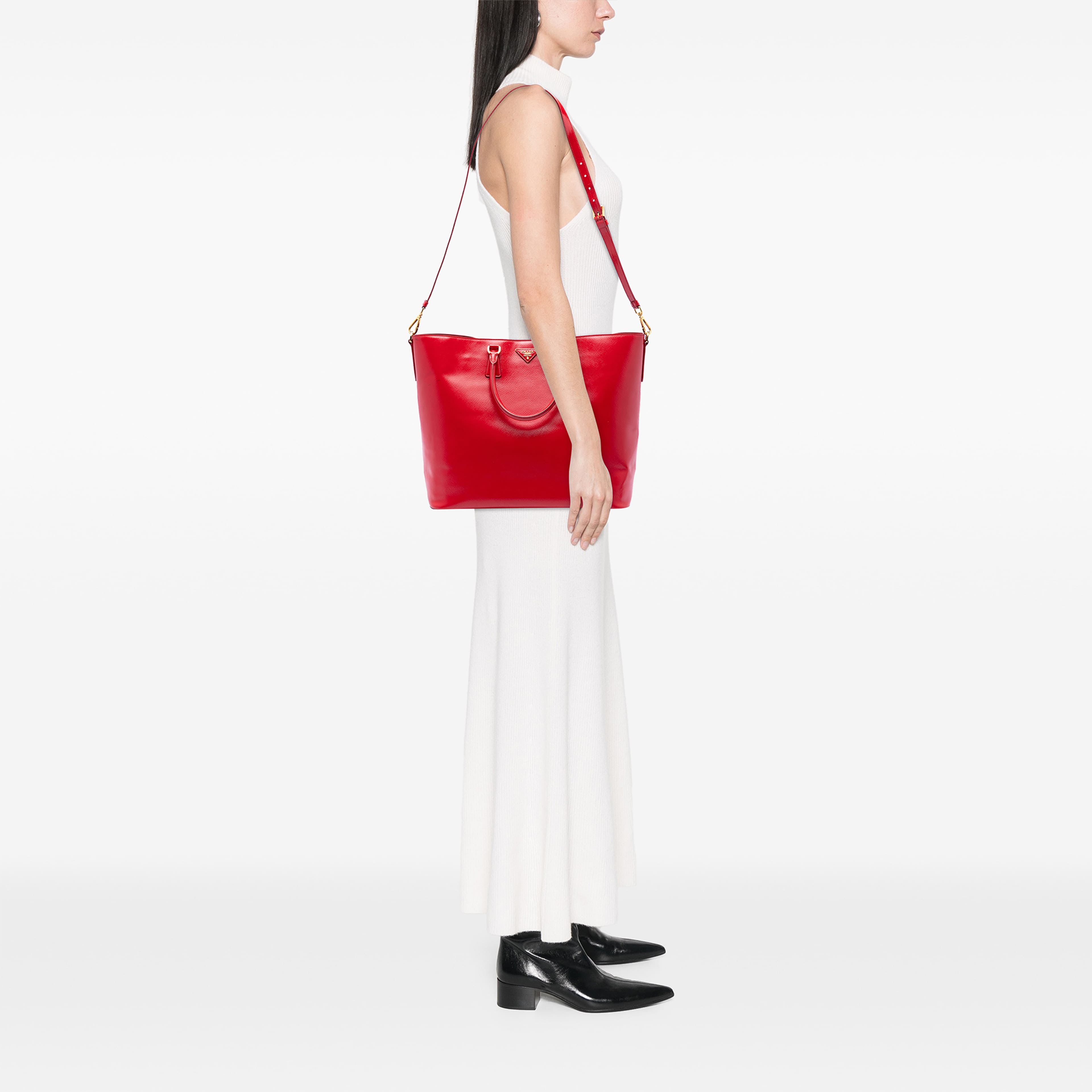 Prada Saffiano Vernice Convertible Tote, från Luxclusif, i färgen röd. Klicka för att öppna bilden i stort format