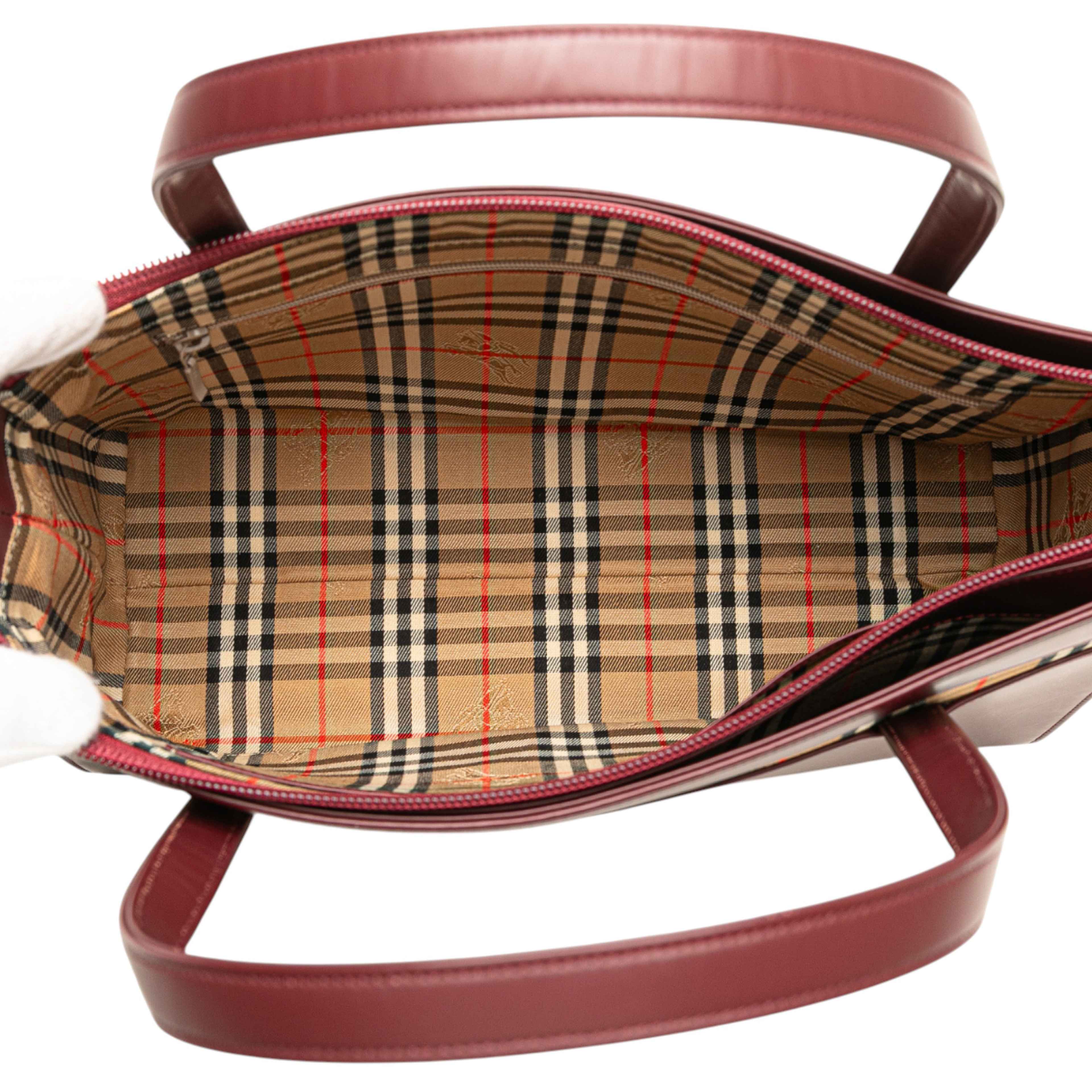 Burberry House Check Trimmed Leather Handbag, från Luxclusif, i färgen bordeaux. Klicka för att öppna bilden i stort format