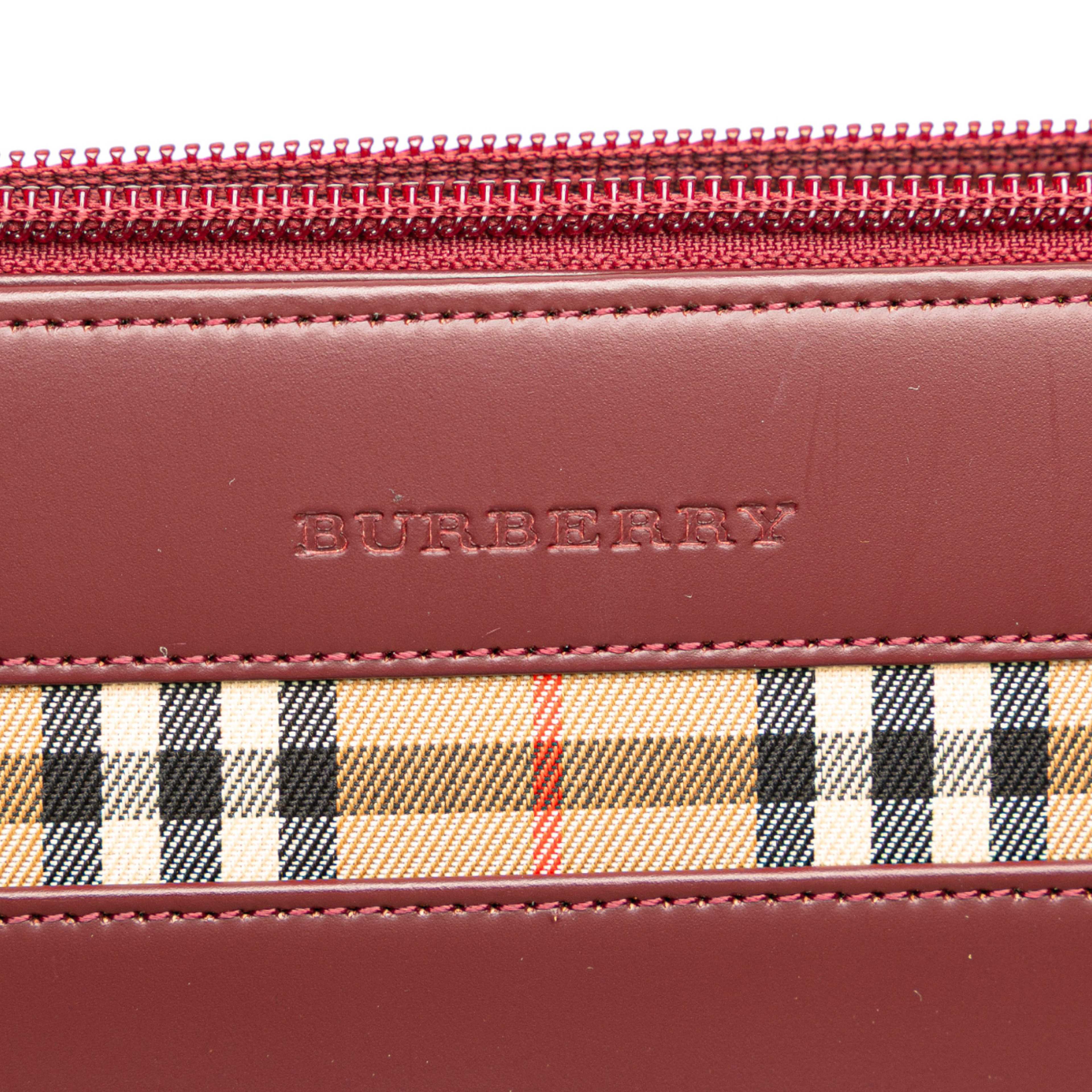 Burberry House Check Trimmed Leather Handbag, från Luxclusif, i färgen bordeaux. Klicka för att öppna bilden i stort format