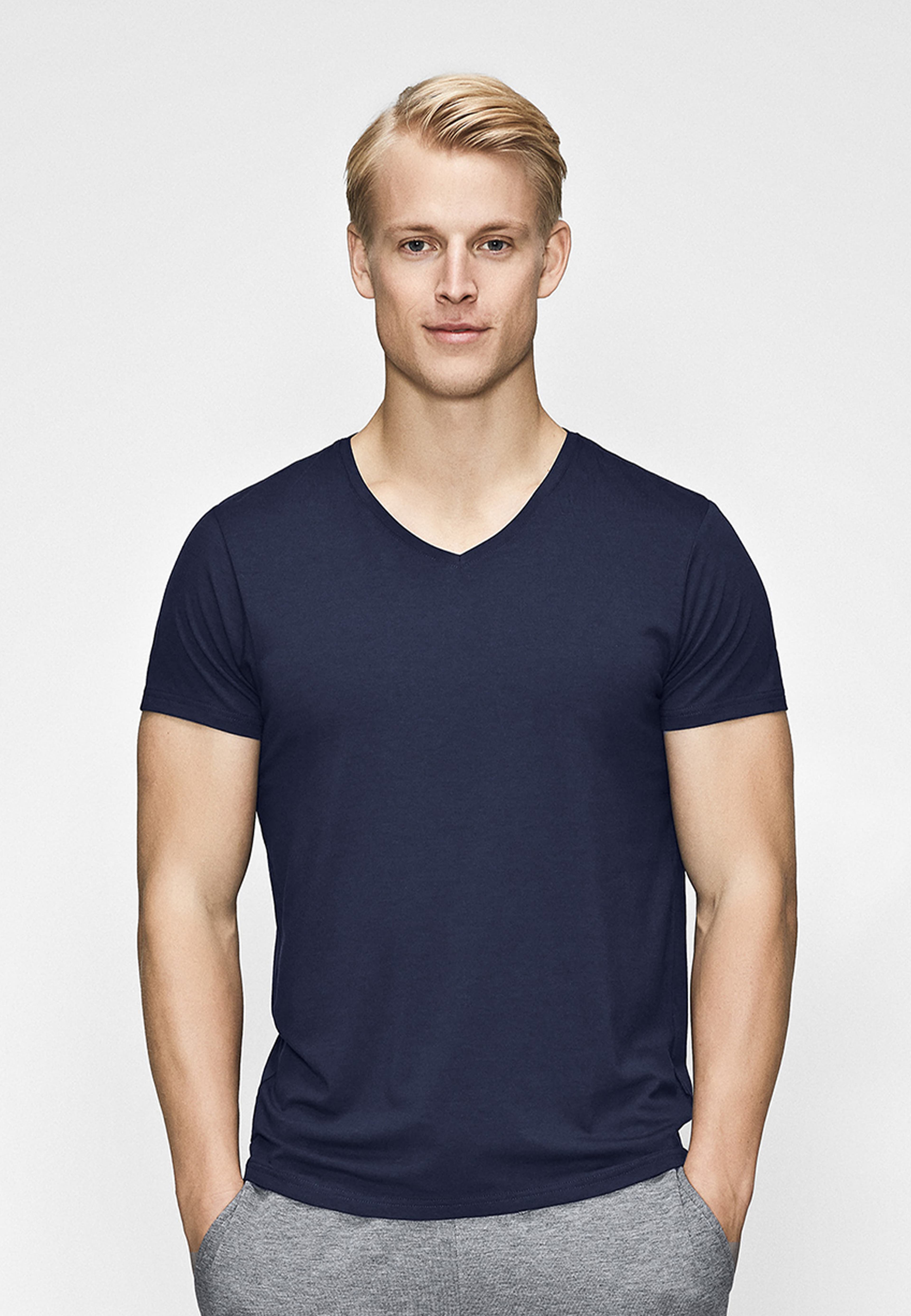 2-pack T-shirt V-neck - Bambuviskos, från JBS of Denmark, i färgen navy. Klicka för att öppna bilden i stort format