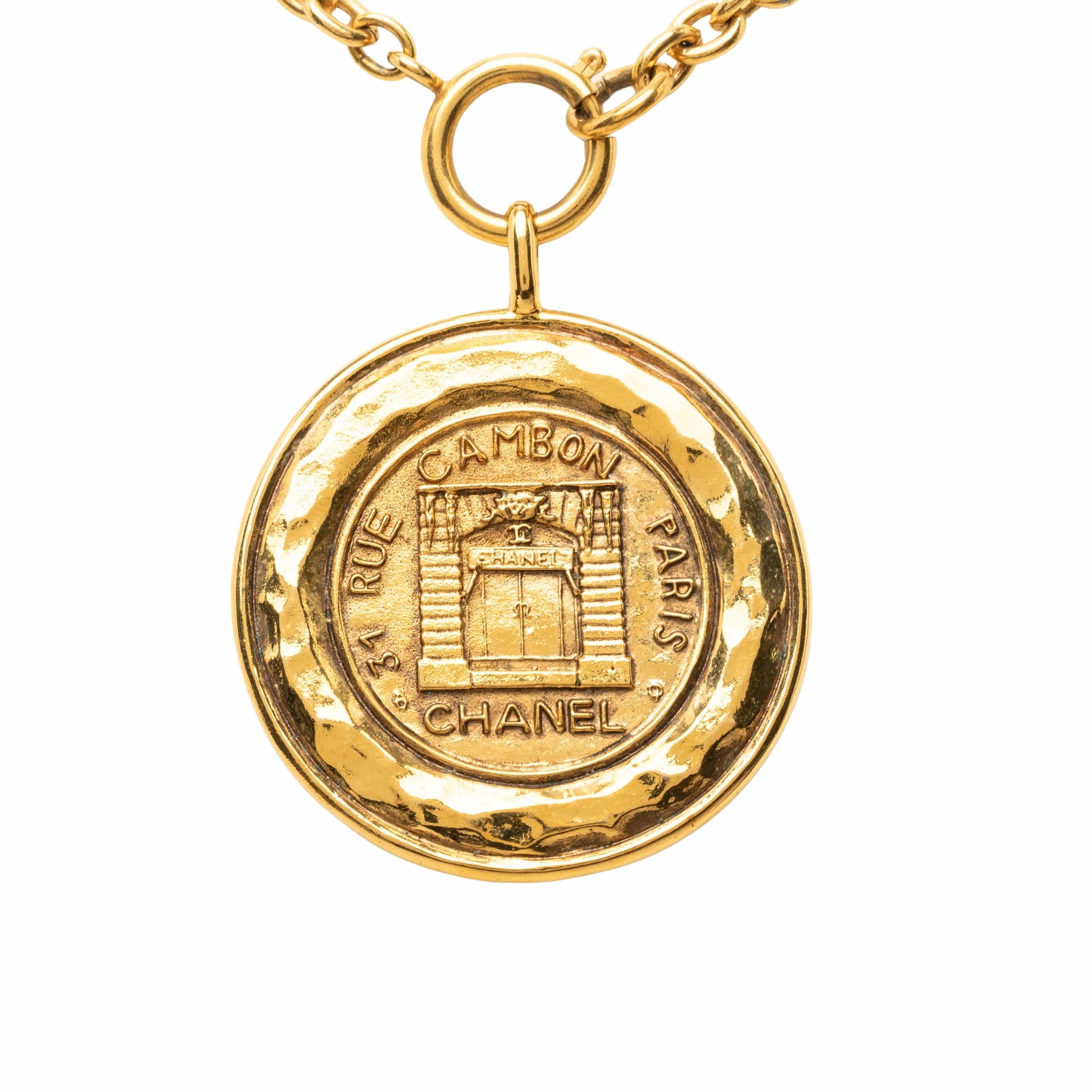 Chanel Gold Plated Rue Cambon Medallion Pendant Necklace, från Luxclusif, i färgen guld. Klicka för att öppna bilden i stort format